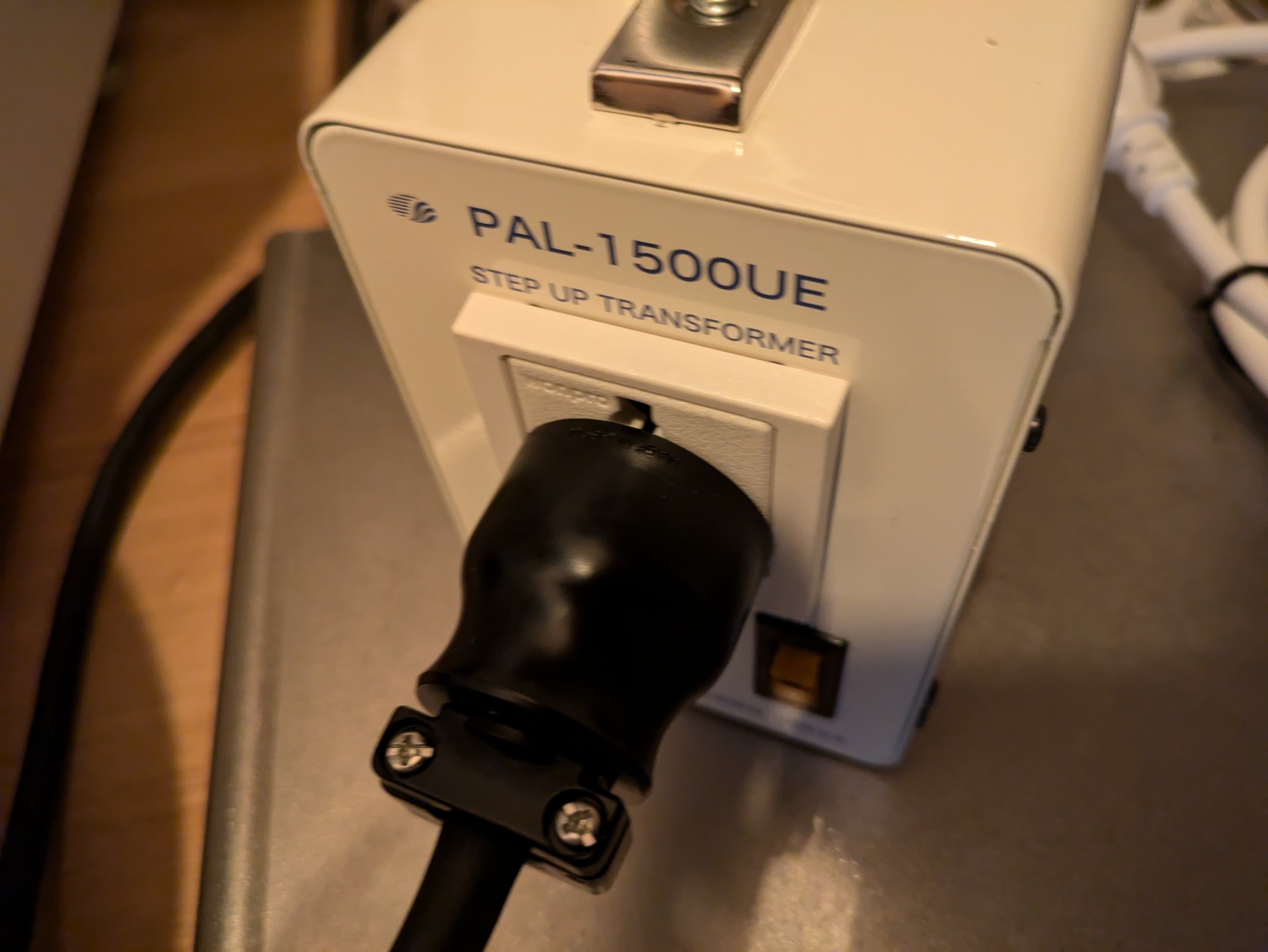 【美品】trans pal 1500W 変圧器 スワロー電機 PAL-1500IP 海外用 1500W 変圧器 ダウントランス [スワロー電機