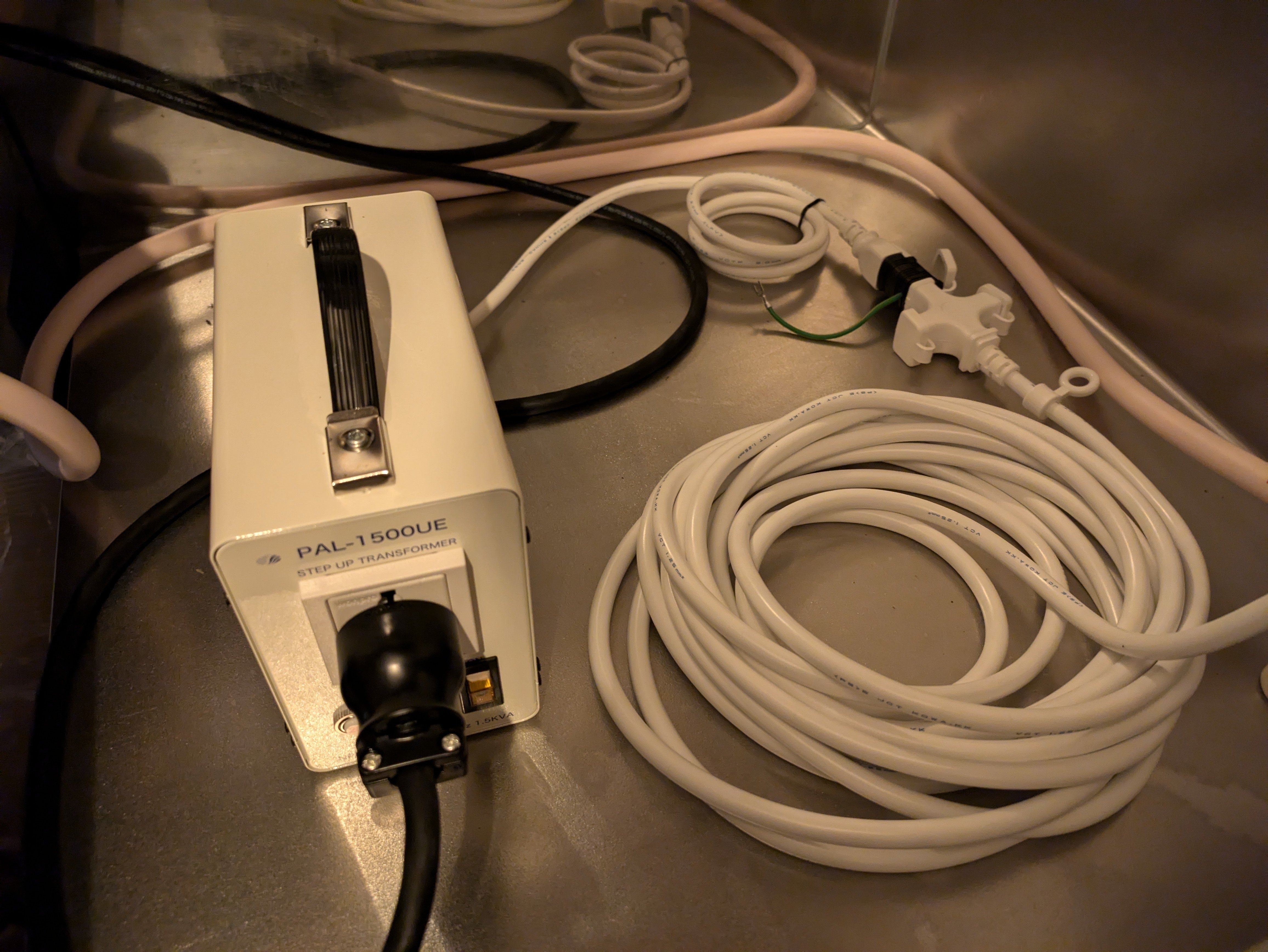 スワロー電機】「PAL-1500UE-DN 高容量/昇圧変圧器 PAL-1500UE-DN