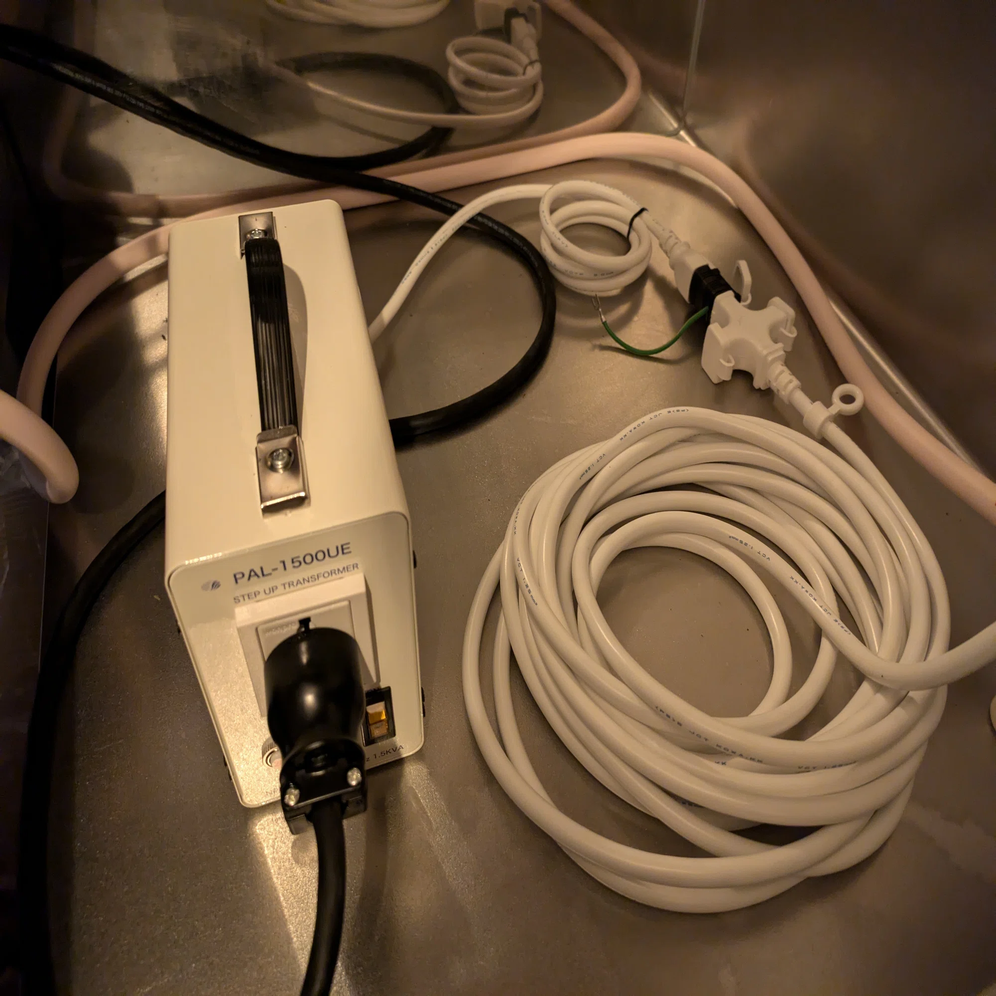 スワロー電機】「PAL-1500UE-DN 高容量/昇圧変圧器 PAL-1500UE-DN 
