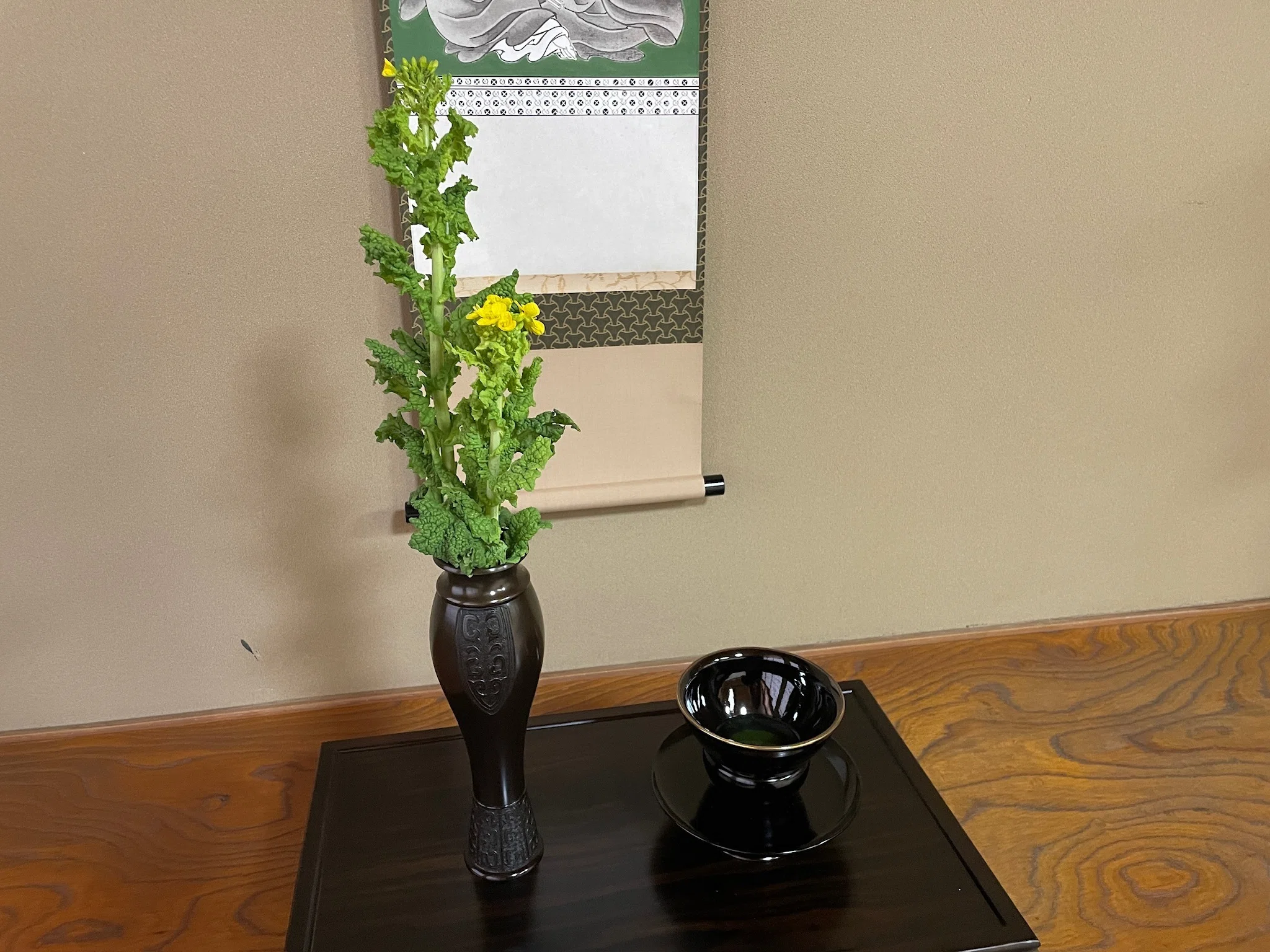 茶花と花入れ｜カワカミ ユキヲ