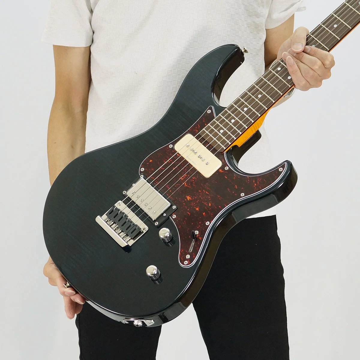 トランスブラック！大人気モデル「YAMAHA PACIFICA611HFM」の魅力に