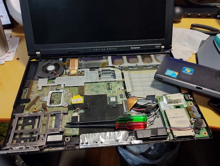 Lenovo ThinkPad X201 ssd256 ノートパソコン 動作確認 コレクション目的でジャンクなThinkPad X201を拾った(仕様確認編