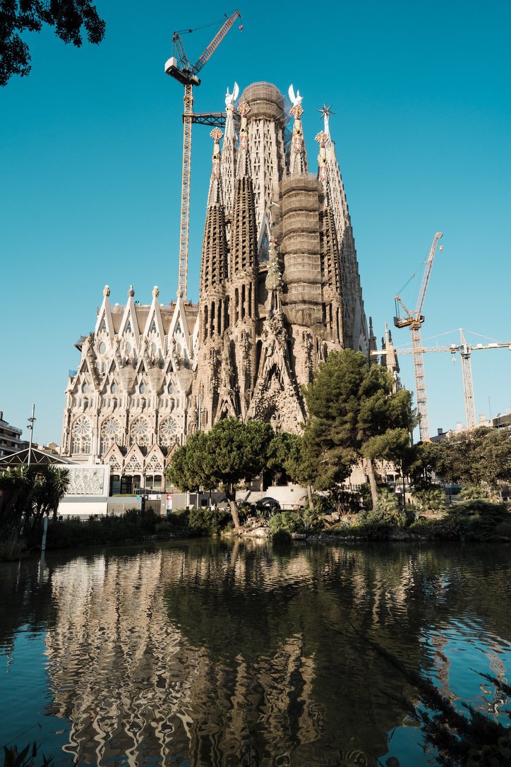 美しきバルセロナ。7つのガウディ建築の記憶と記録｜August