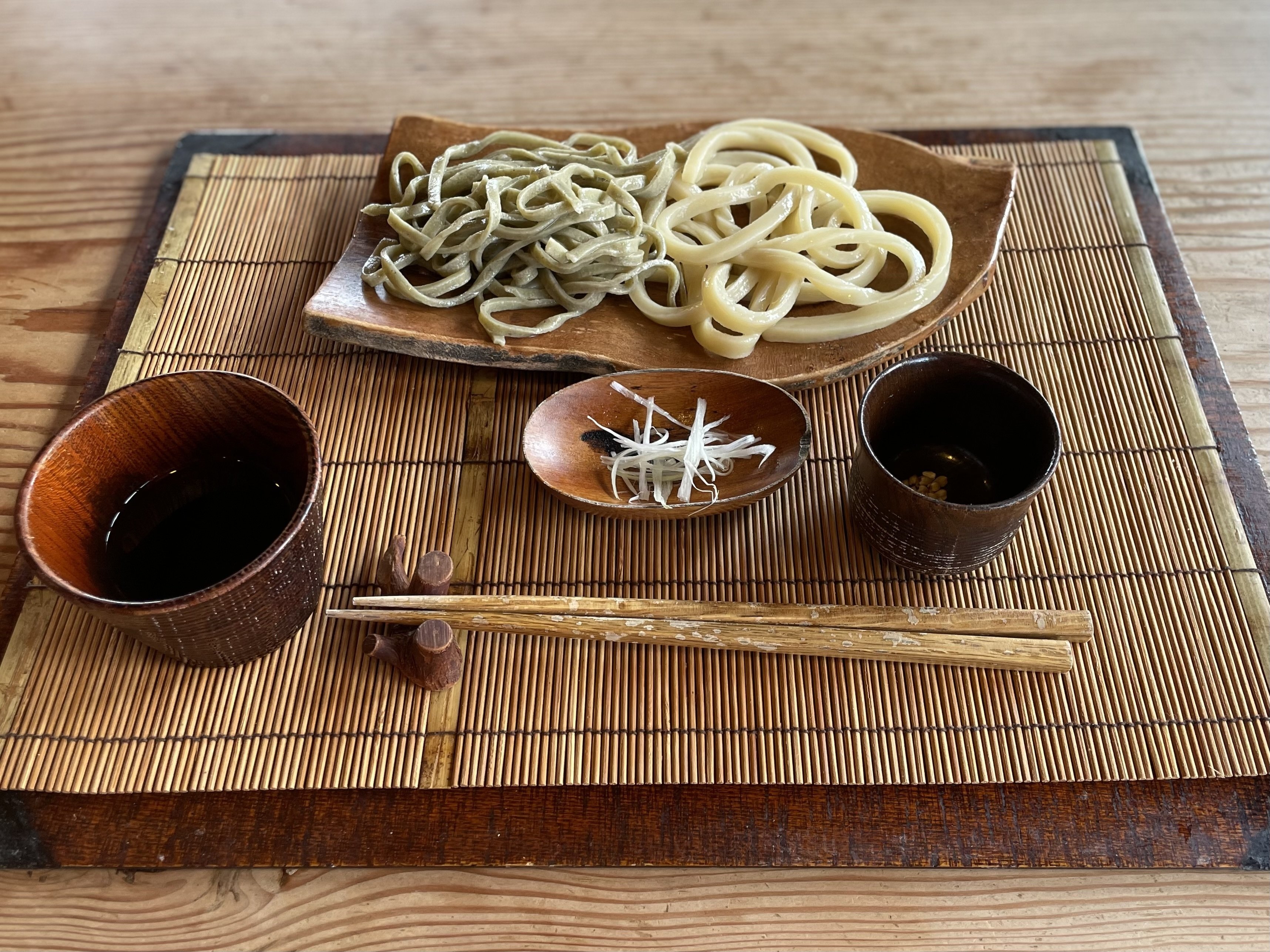 平打ちそばに、強腰うどん！「やつこま」店主の妥協許さぬそばの香りに