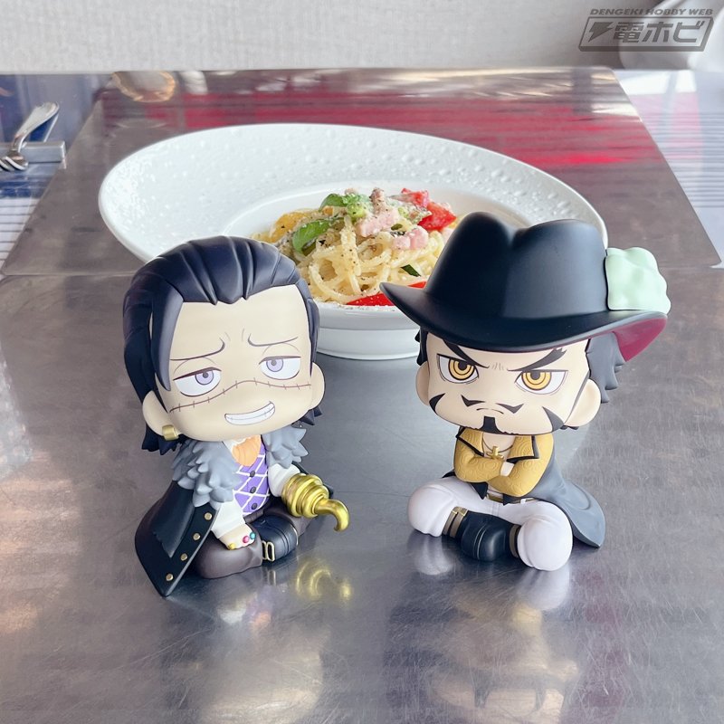 ワンピース』より、クロコダイル、ミホークがあなたを見上げて