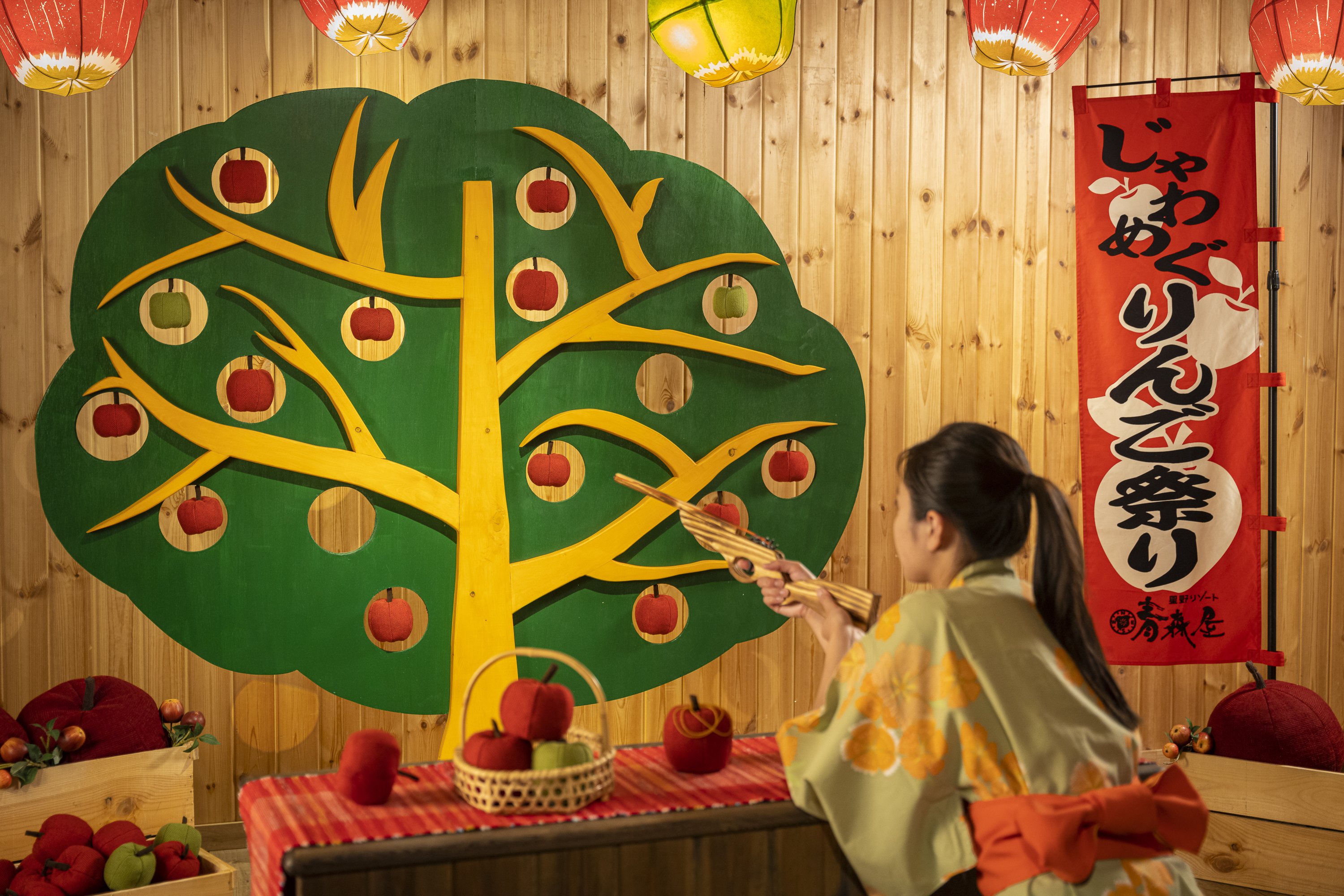 星野リゾート 青森屋】実寸大のりんごクッションを撃ち落とす「りんご