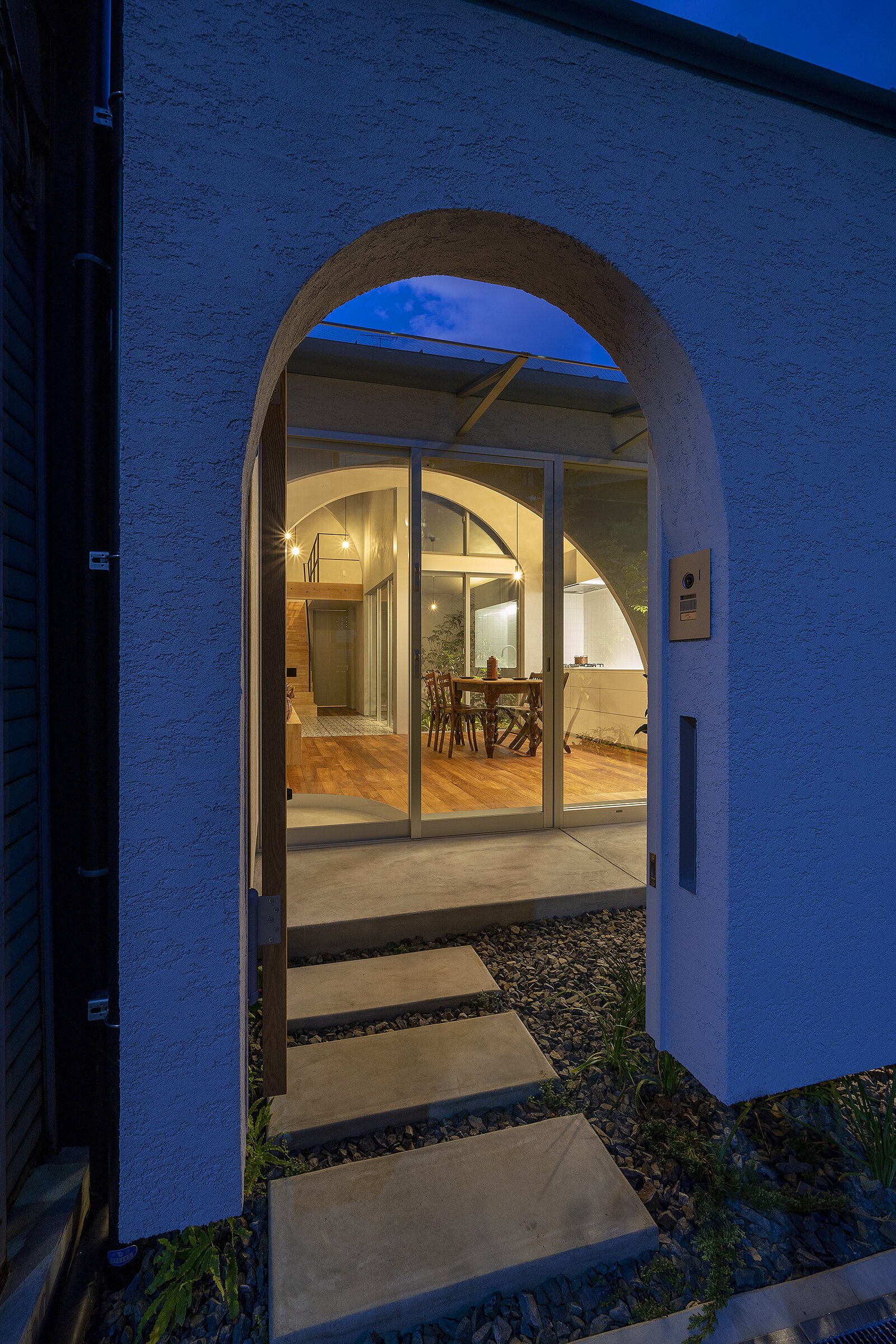 architect］House in Ohasu アーチと2つの庭の異国情緒が広がる家｜堤