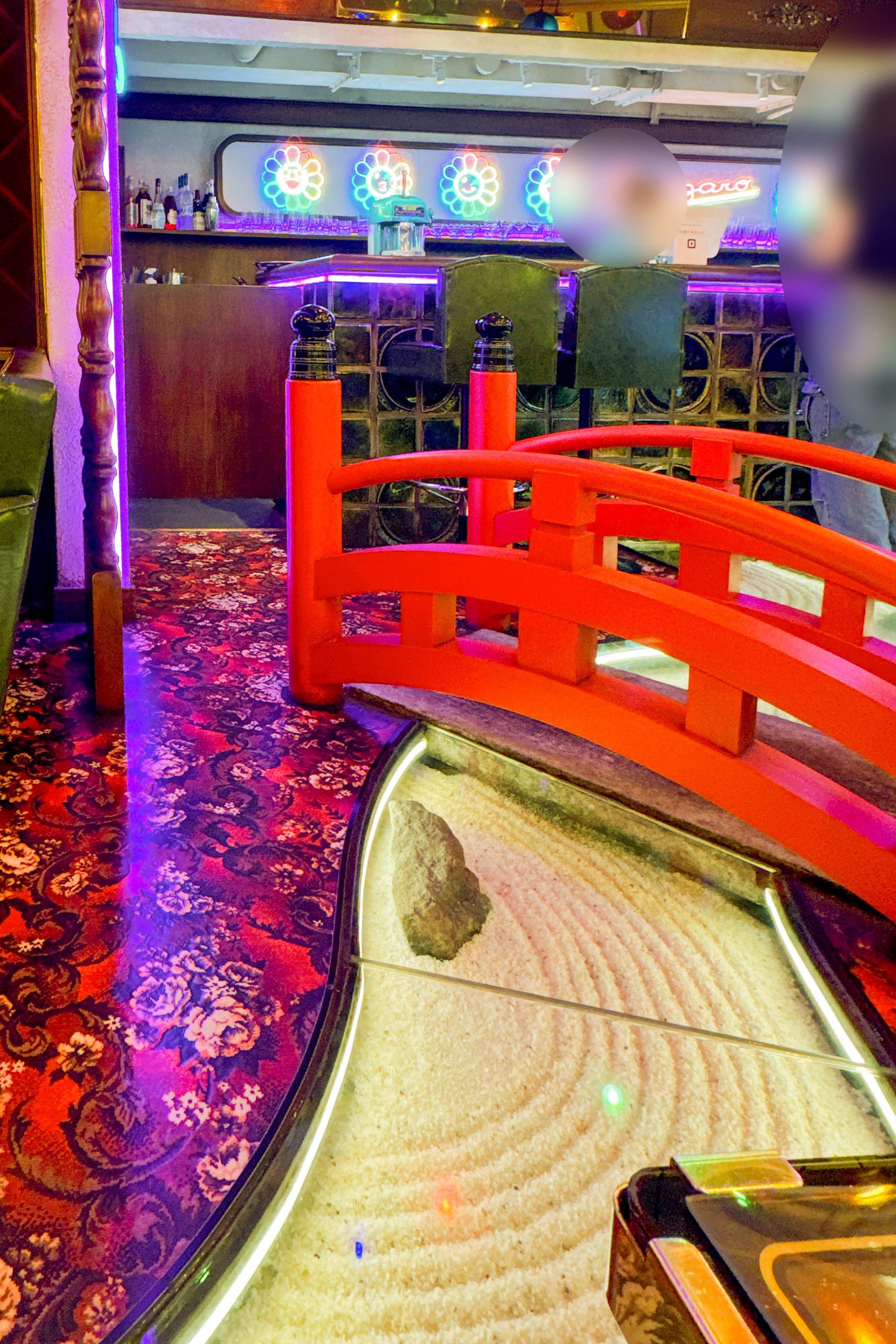 村上隆さんの「お花」モチーフでいっぱい！ネオ昭和な喫茶店「純喫茶