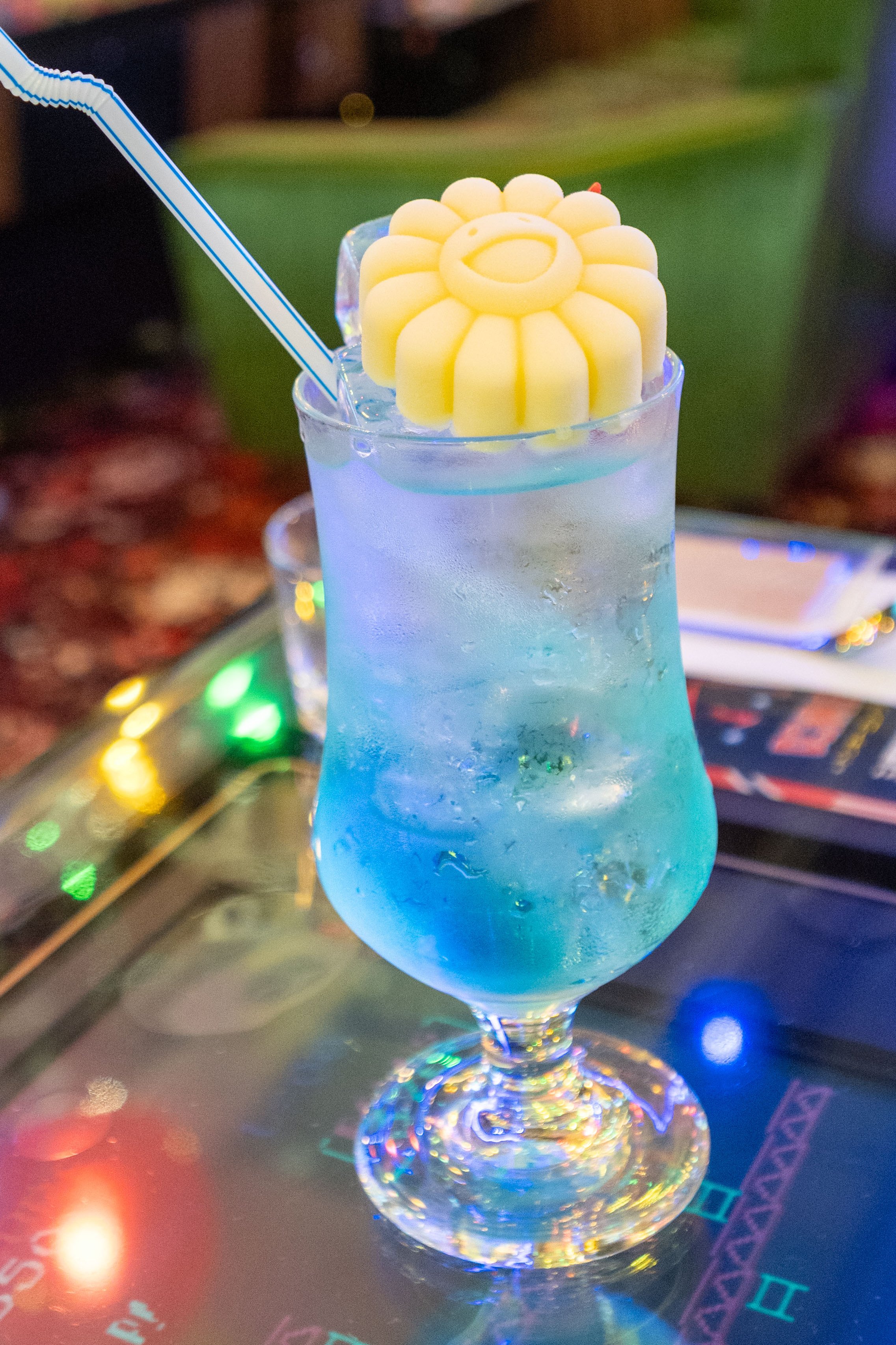 村上隆さんの「お花」モチーフでいっぱい！ネオ昭和な喫茶店「純喫茶