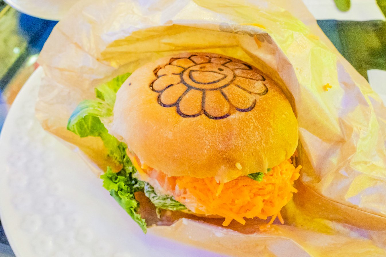 村上隆さんの「お花」モチーフでいっぱい！ネオ昭和な喫茶店「純喫茶