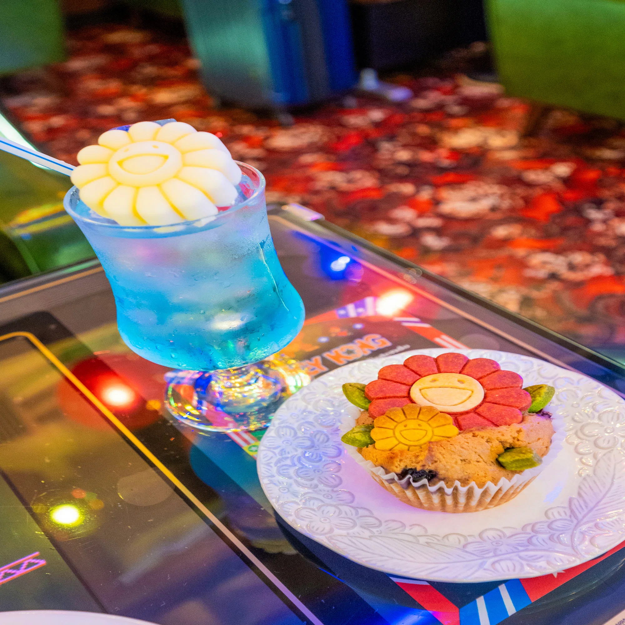 村上隆さんの「お花」モチーフでいっぱい！ネオ昭和な喫茶店「純喫茶 