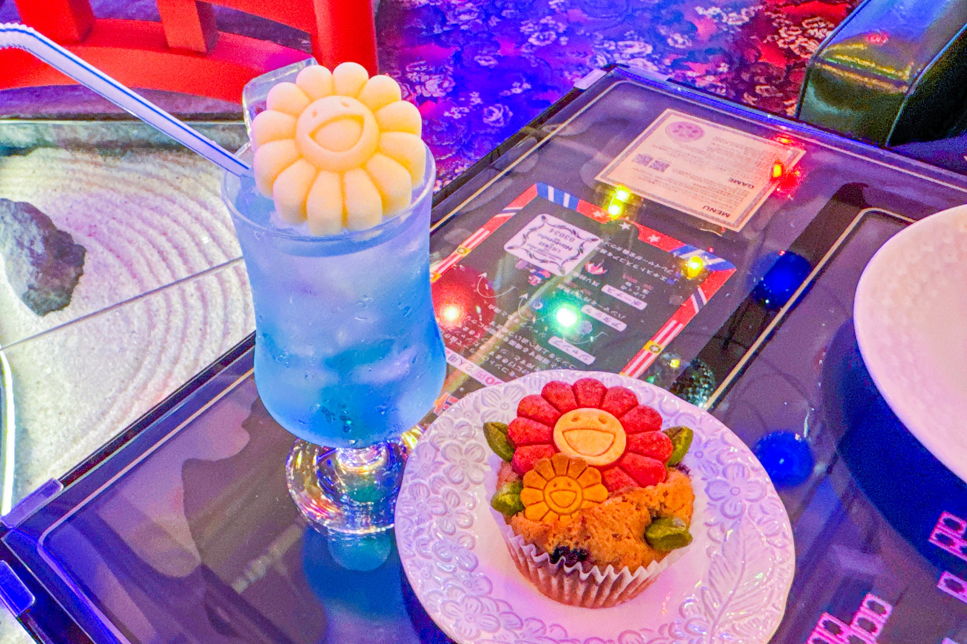 村上隆さんの「お花」モチーフでいっぱい！ネオ昭和な喫茶店「純喫茶