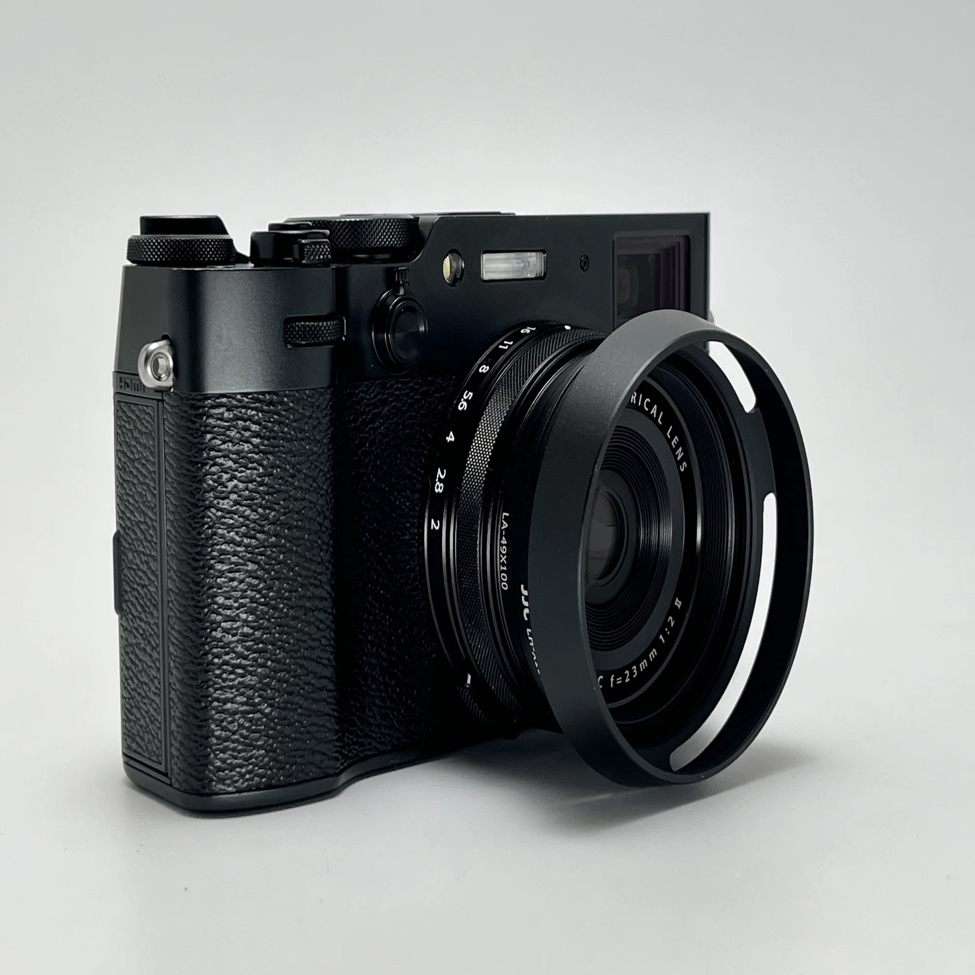 X100VIにレトロな見た目のレンズフードを付けてみた話｜KuroBox