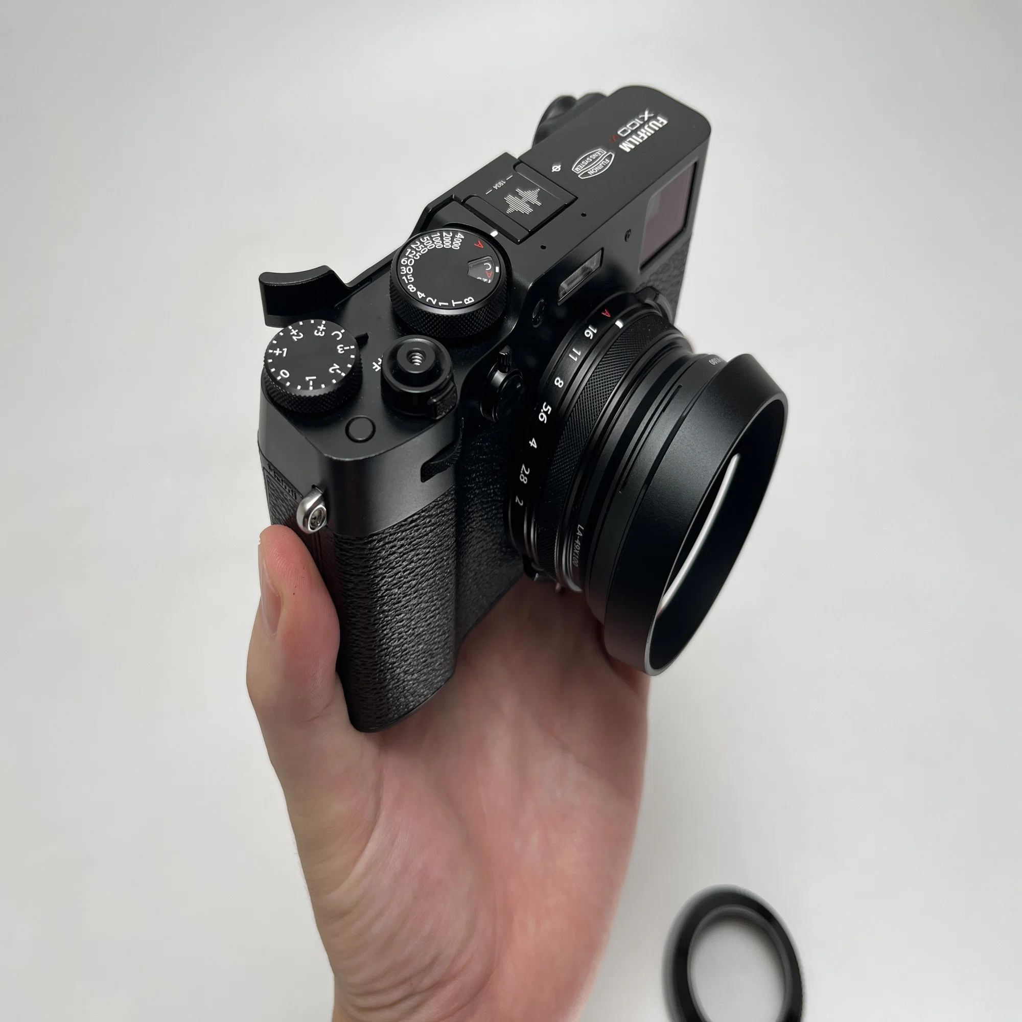 X100VIにレトロな見た目のレンズフードを付けてみた話｜KuroBox