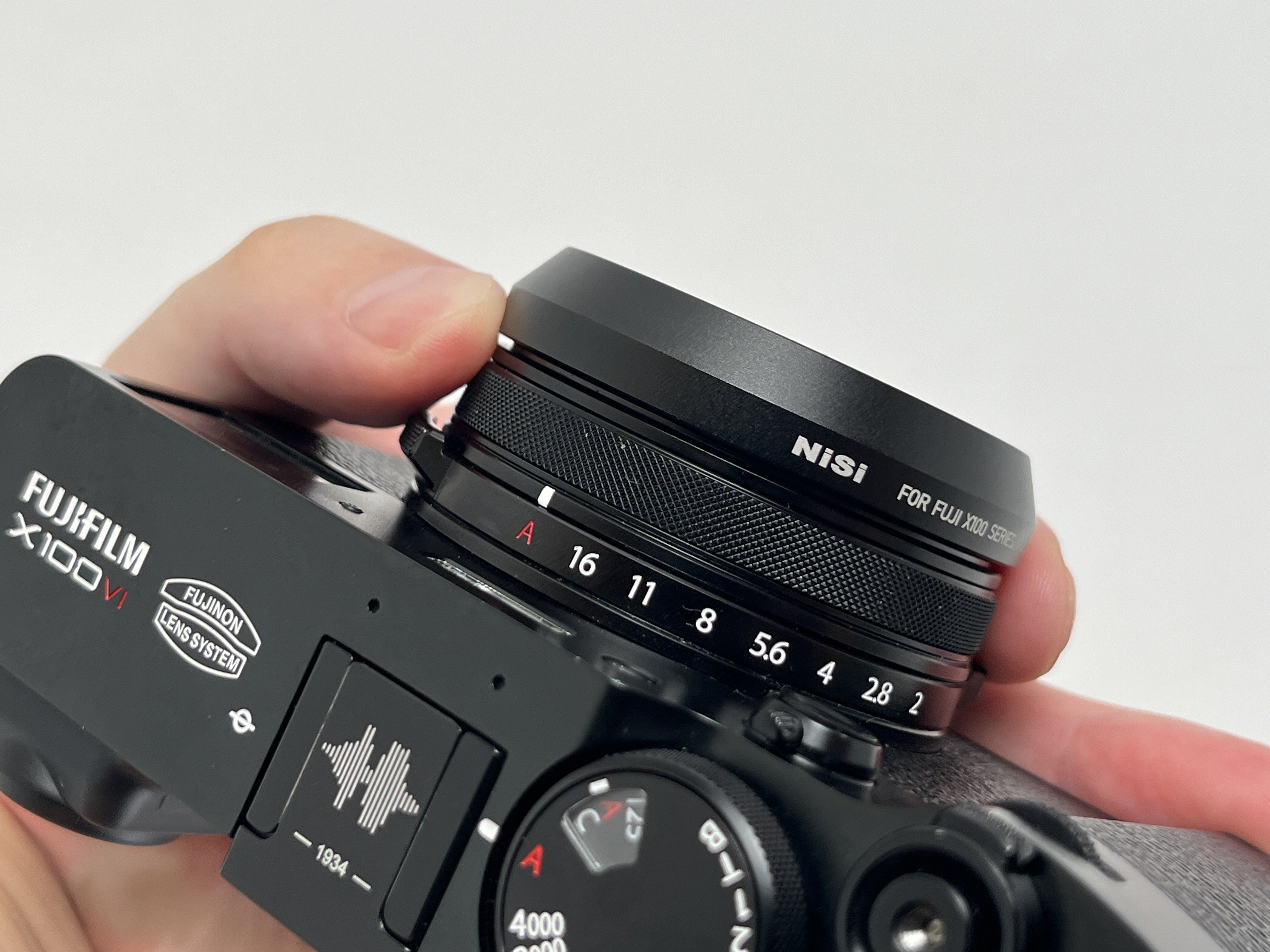 アダプターを使わずに X100VI にレンズ保護フィルターを付ける アダプターを使わずに X100VI にレンズ保護フィルターを付ける