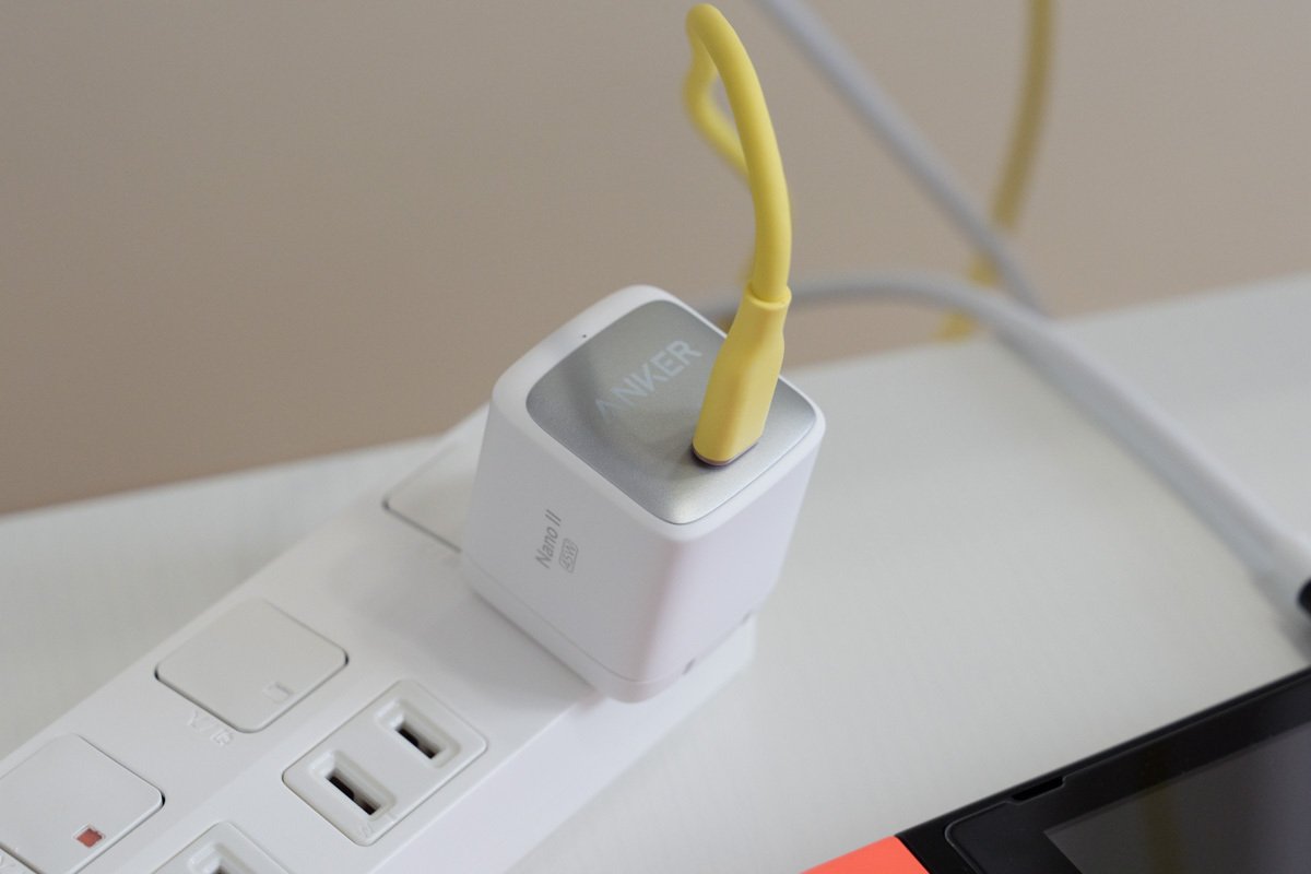 MATECのパススルー充電機能付きのUSB-C to HDMIケーブルに電源を供給する充電器