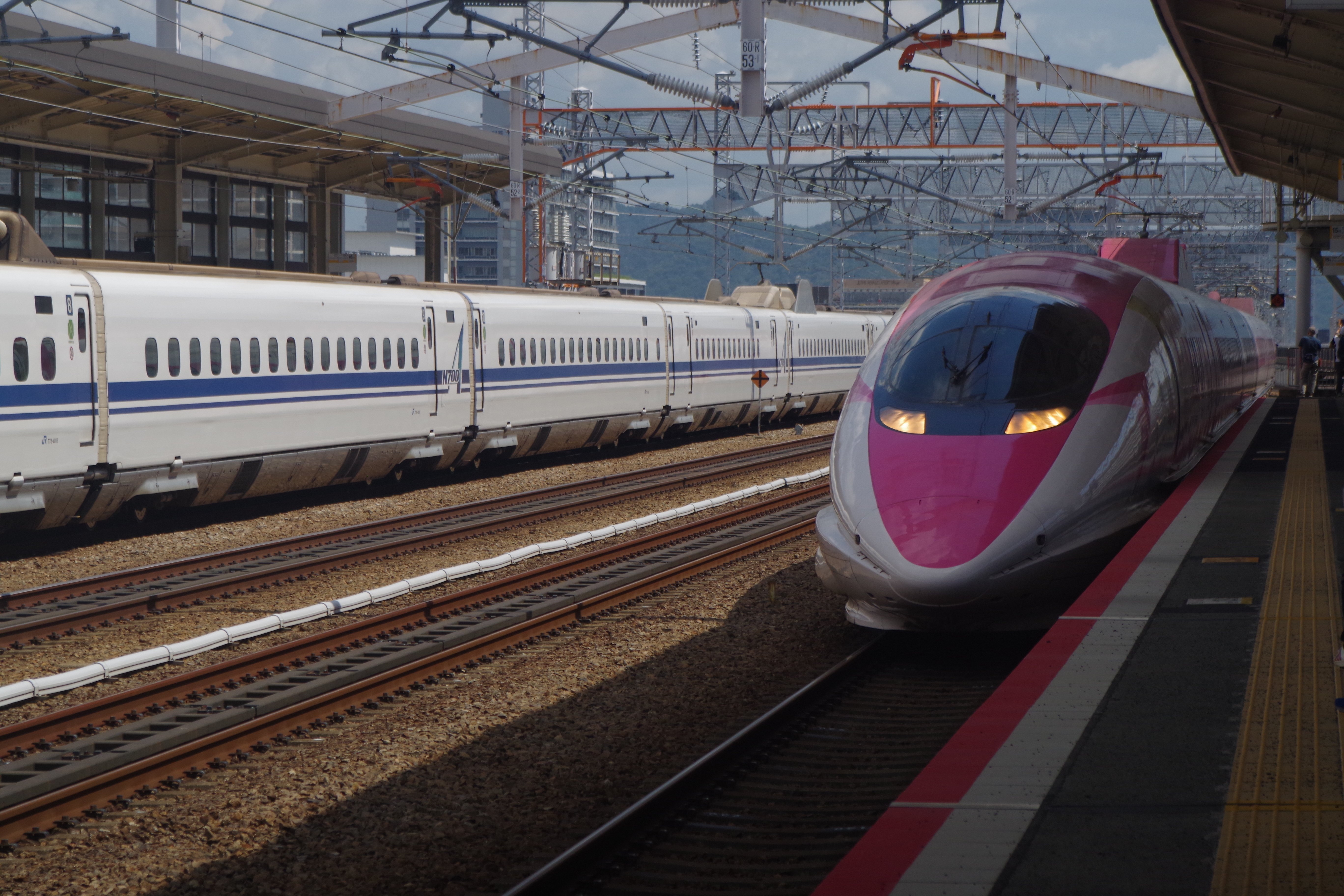 ハローキティ新幹線とドクターイエロー｜とも