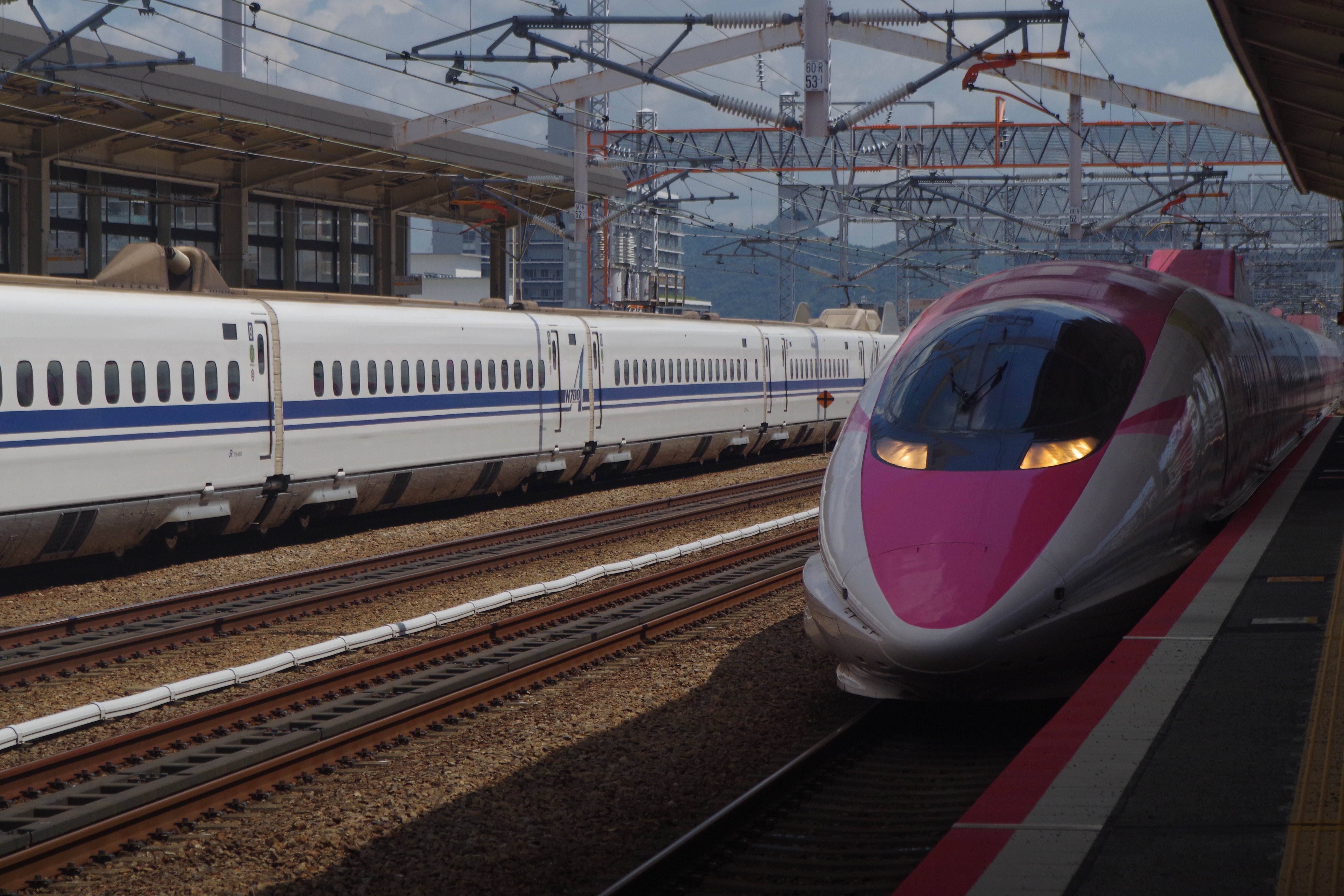 ハローキティ新幹線とドクターイエロー｜とも