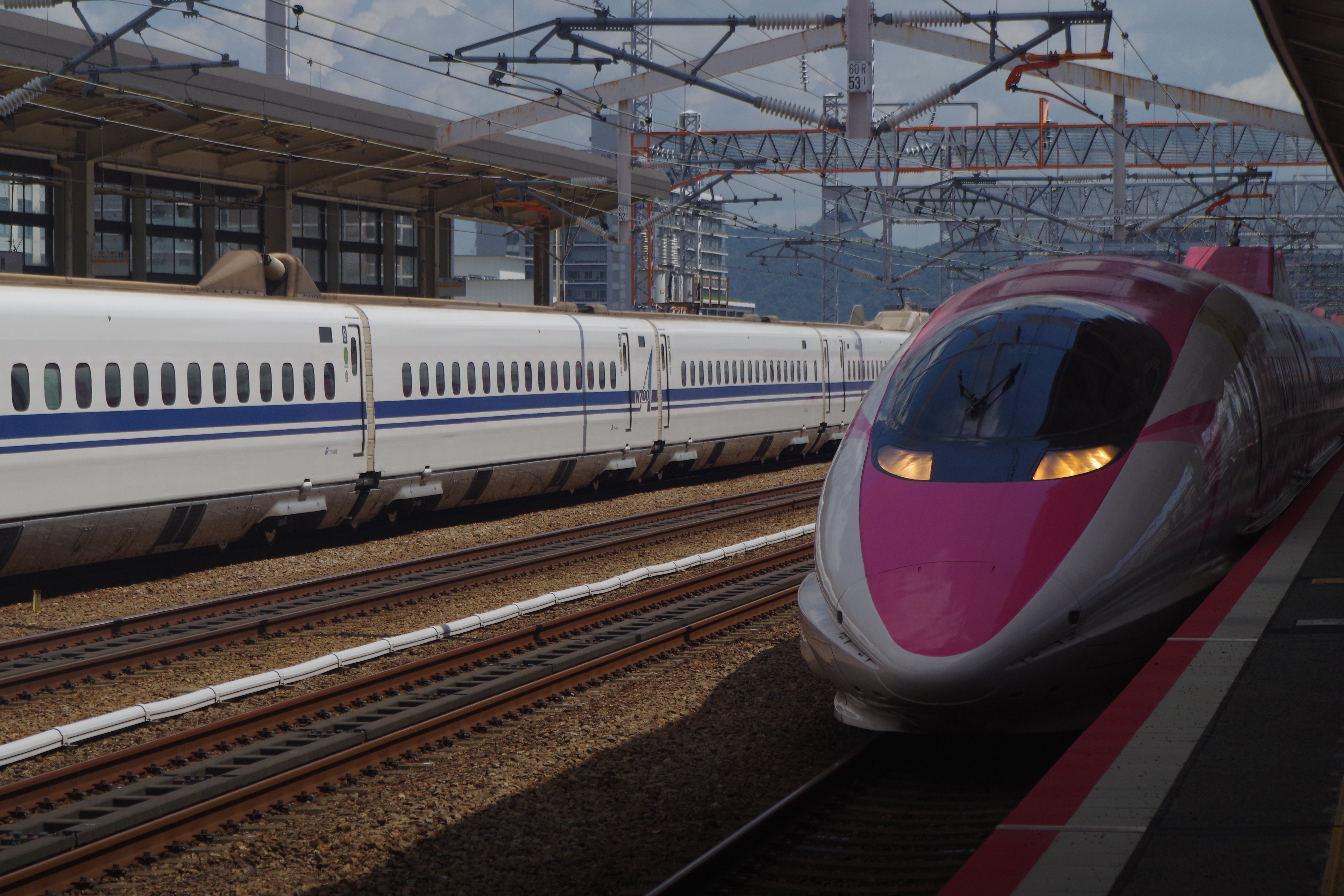 ハローキティ新幹線とドクターイエロー｜とも