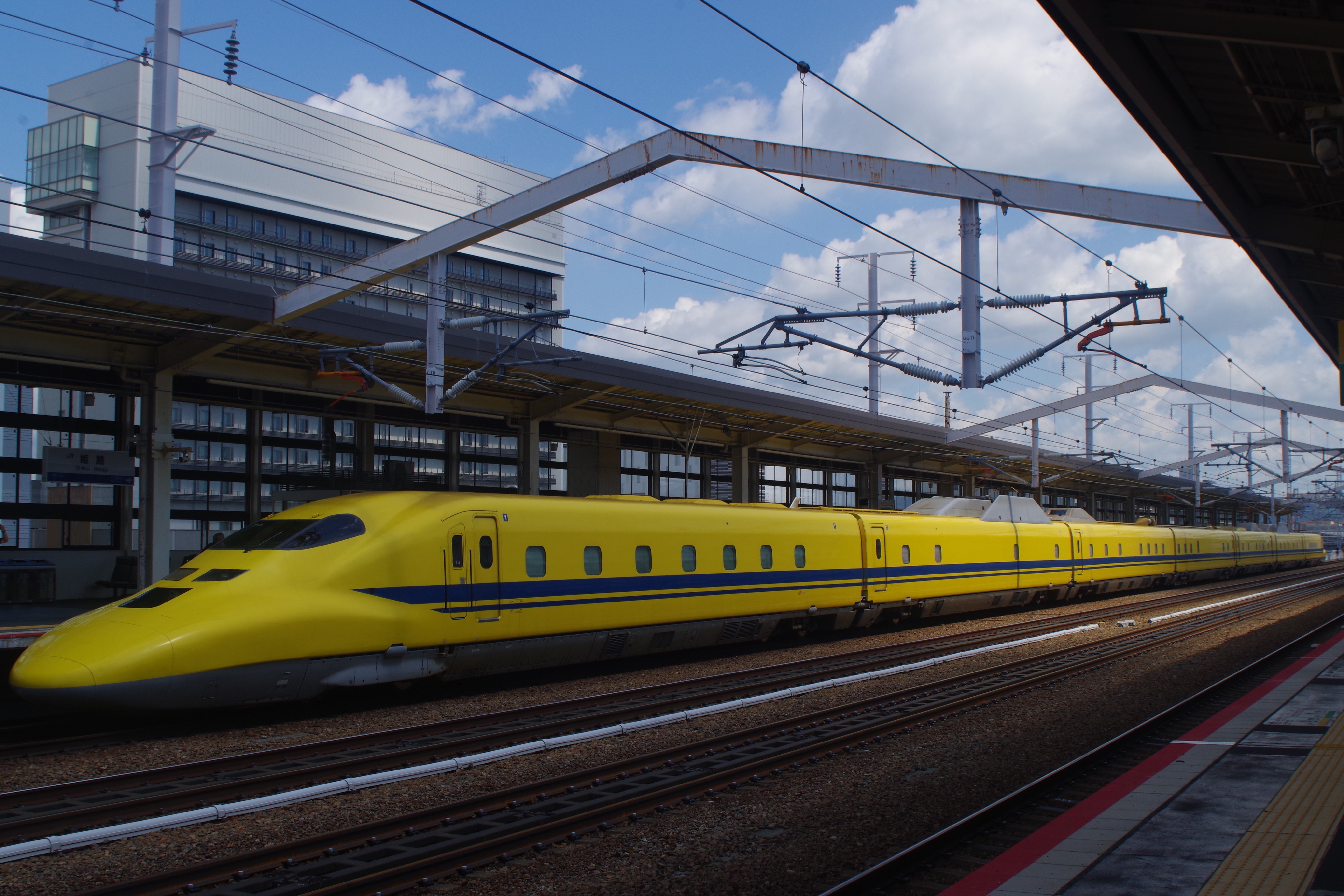 ハローキティ新幹線とドクターイエロー｜とも