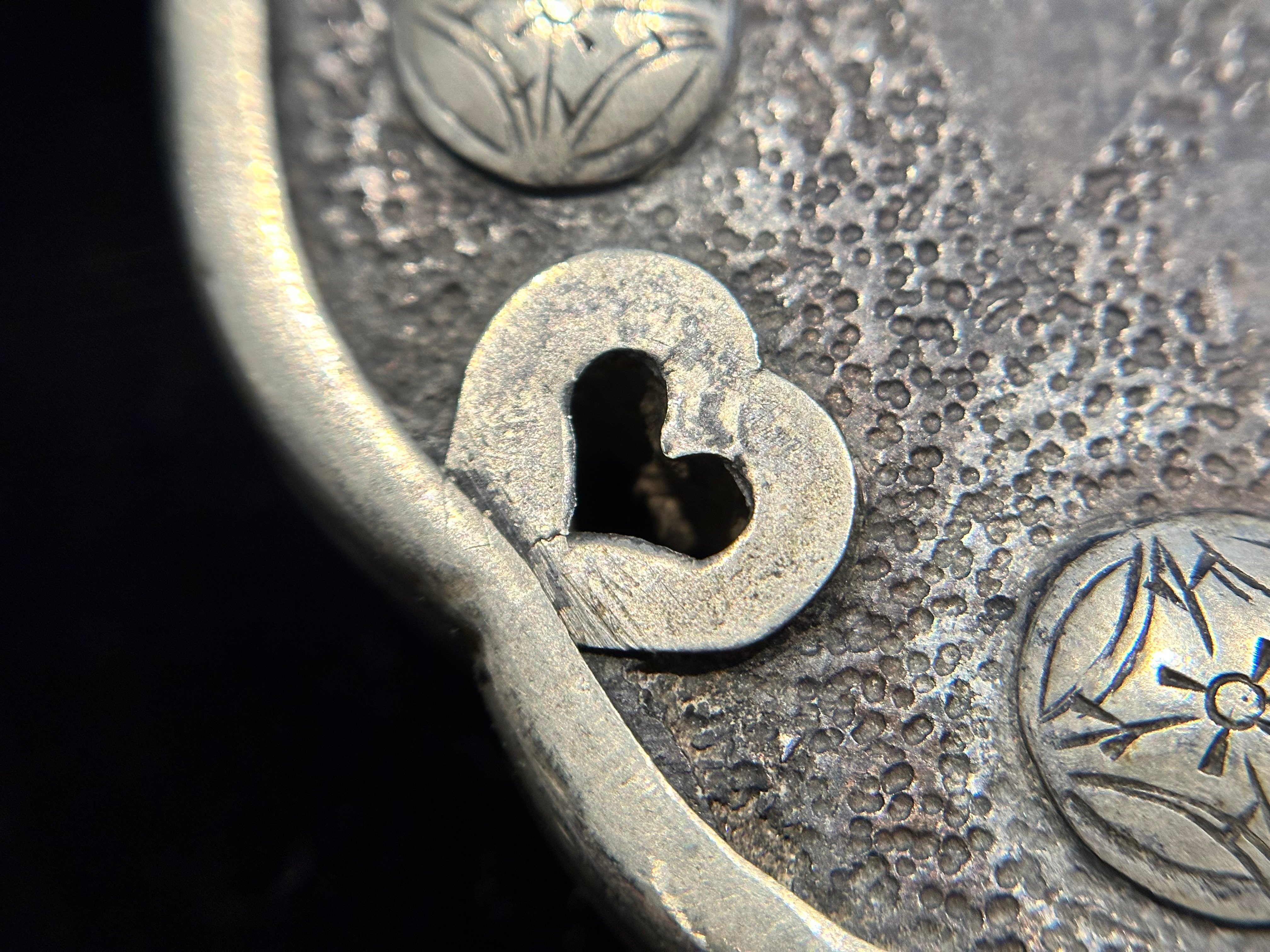 古金工 アイヌ鐔？①｜刀箱師の日本刀ブログ 中村圭佑