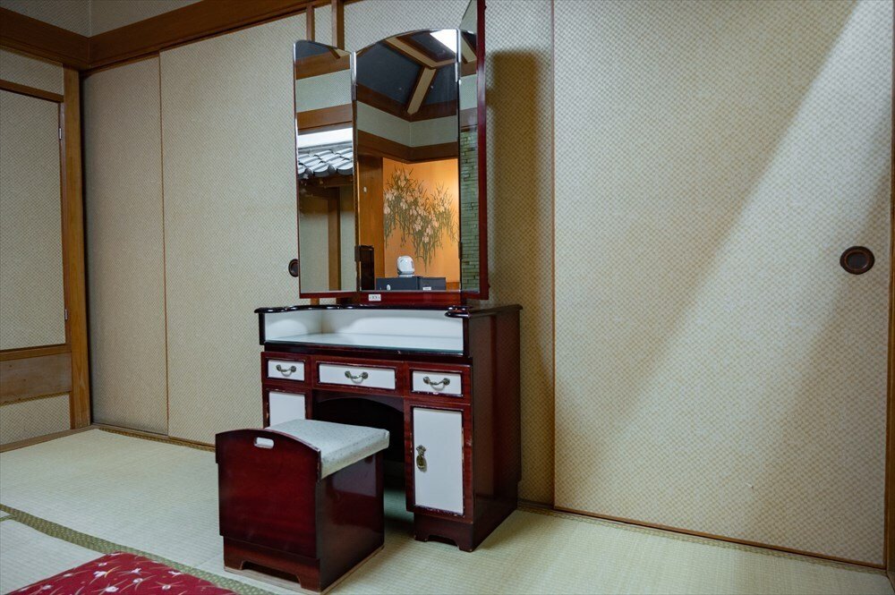 凝った造りの頑丈な昭和レトロタンス