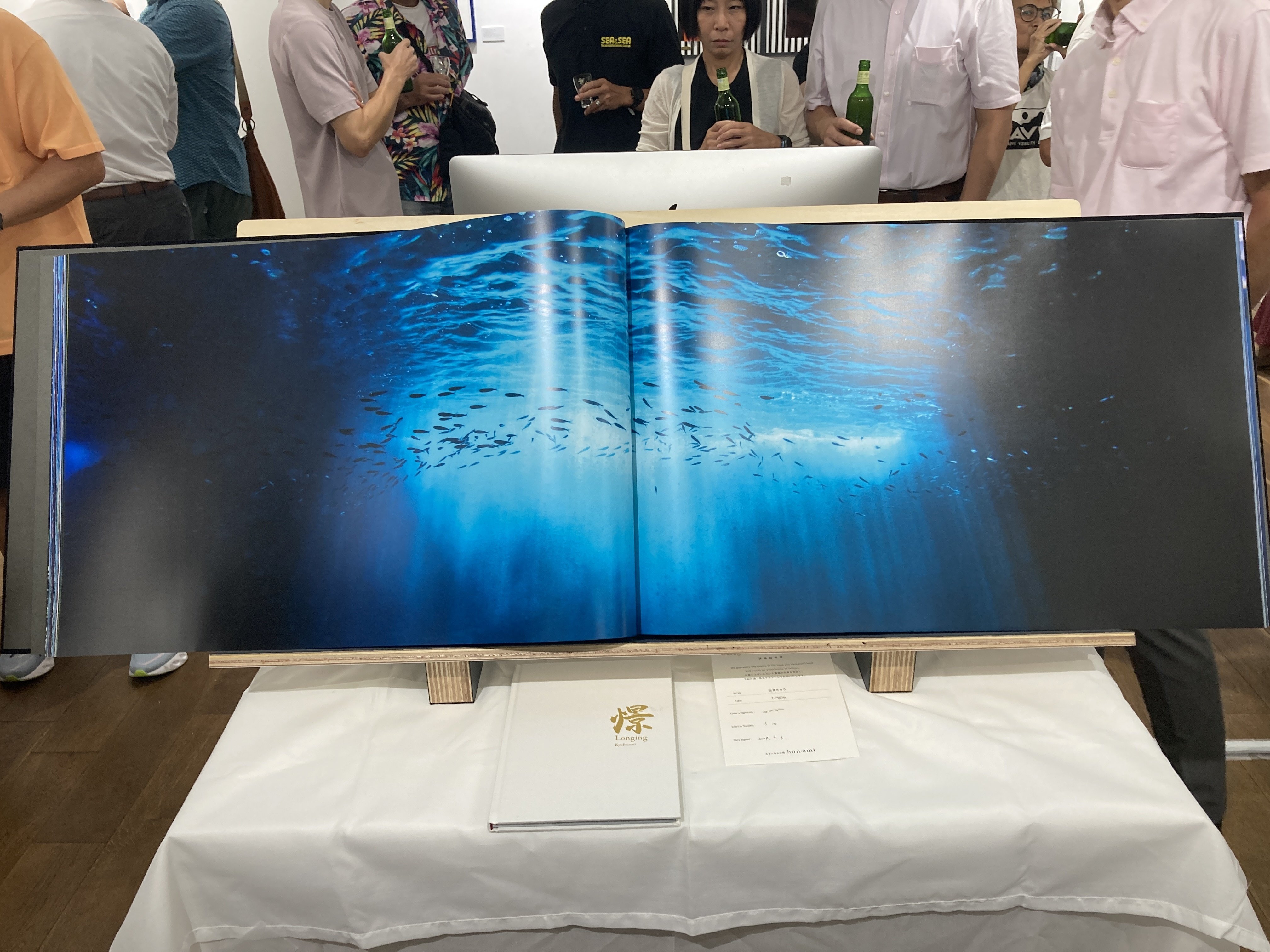 見開き約1メートル40センチ！ 水中写真家・古見きゅうの超大型写真集