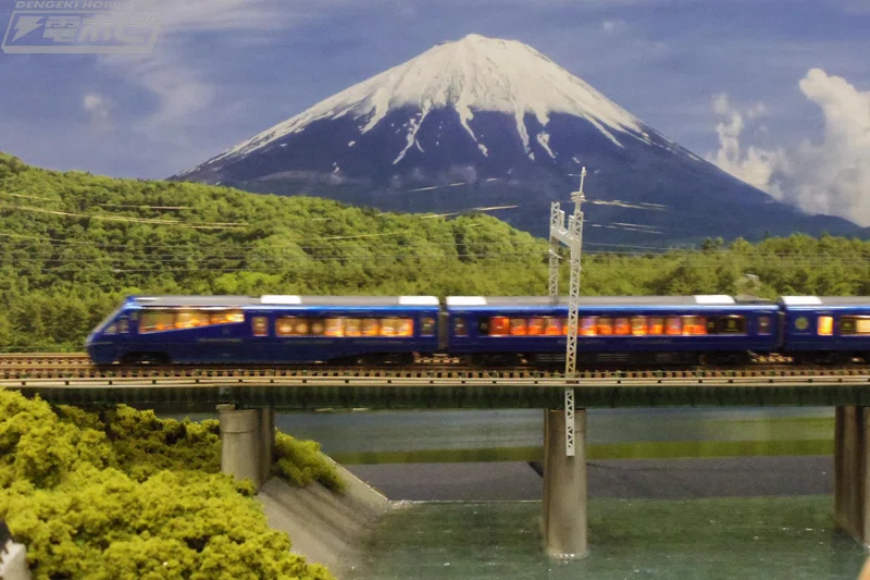 鉄道模型】ジオラマ 展示台 渓谷？ 川 橋 電気機関車 人形付き ケース