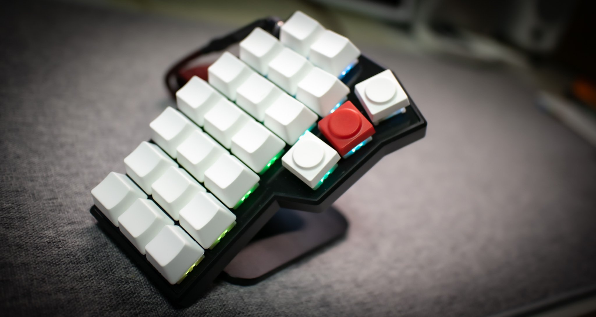 分割キーボード] マグネットスマホスタンドでテンティングしたら