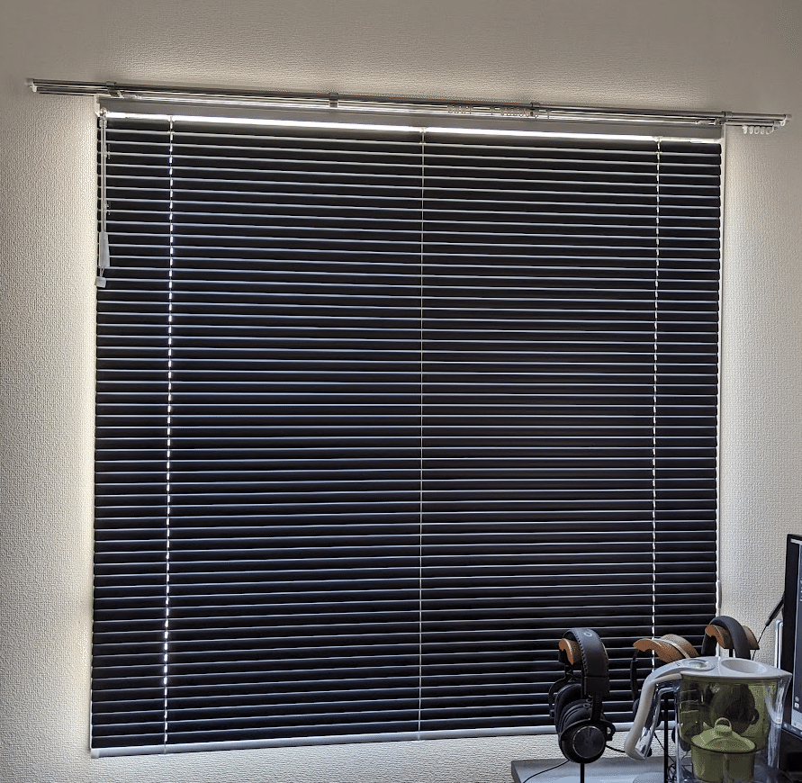 カーテンレールにオーダーブラインドを設置【ニトリ】｜FURUYA