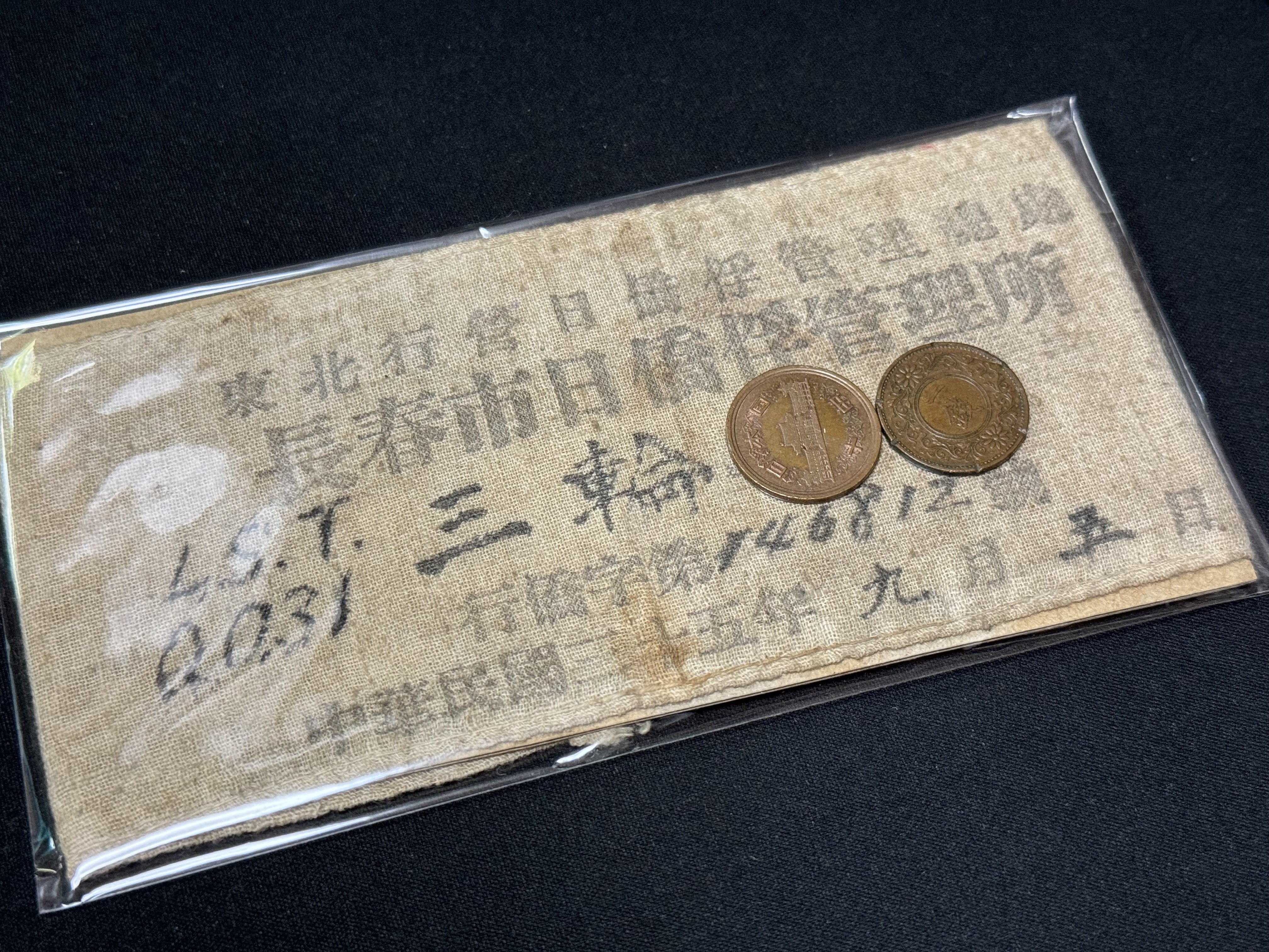 貴重な実物資料の背景を調べるにも、本は不可欠。膨大な記録を