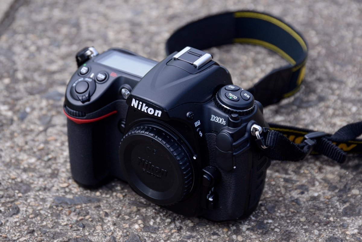 今でも変わらぬ旗艦機【Nikon D300S】｜硝子窓 