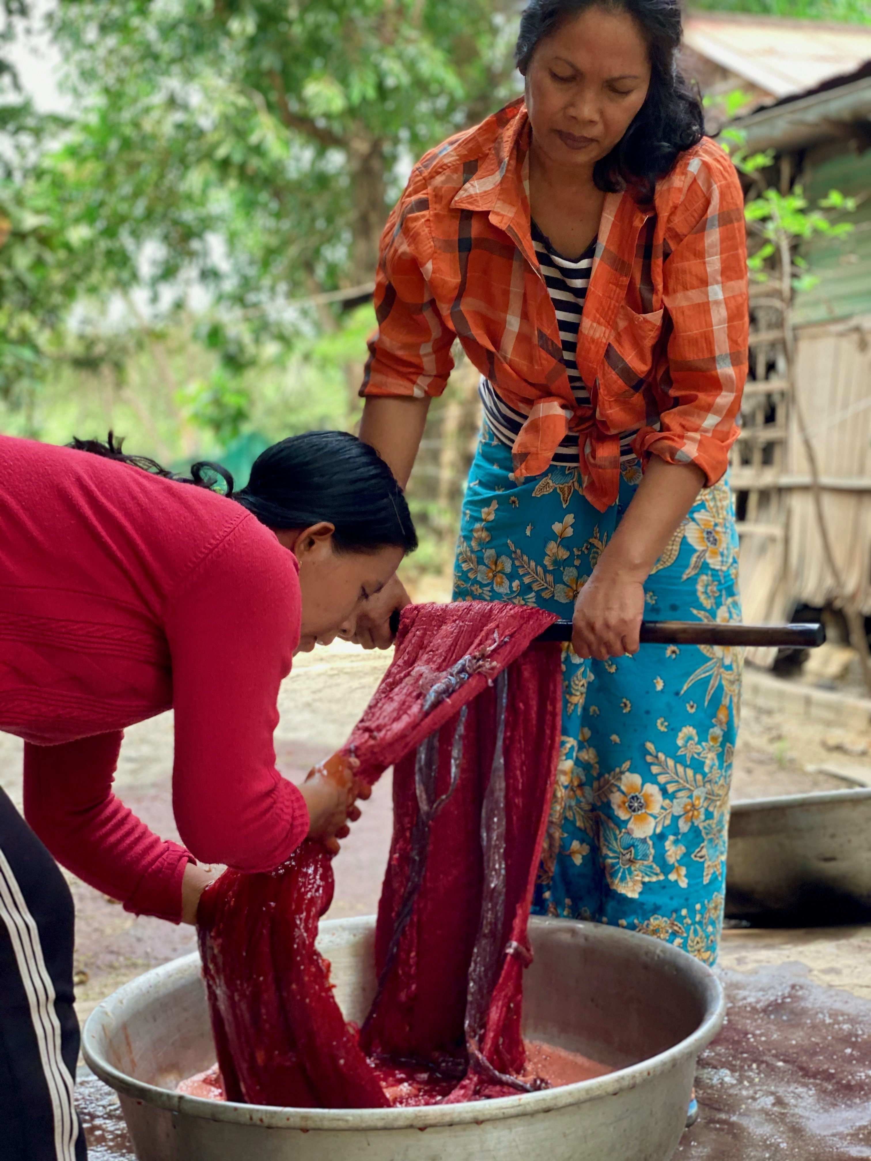 カンボジアの染織り ラックの赤｜IKTTクメール伝統織物
