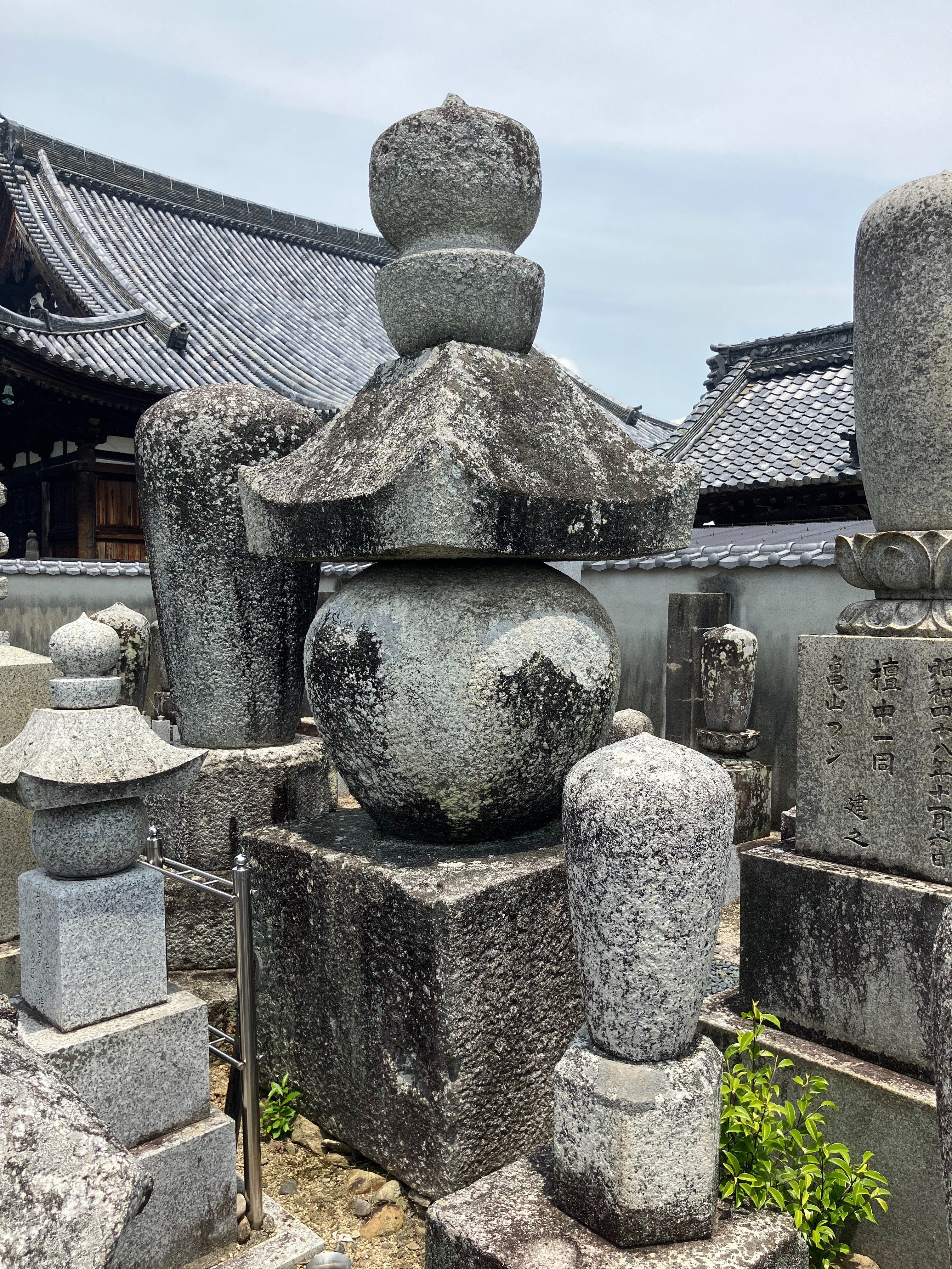 滋賀県内の石造物⑲:浄厳院宝篋印塔(六角氏頼供養塔)|綾 滋賀県内の石造物⑲:浄厳院宝篋印塔(六角氏頼供養塔)|綾