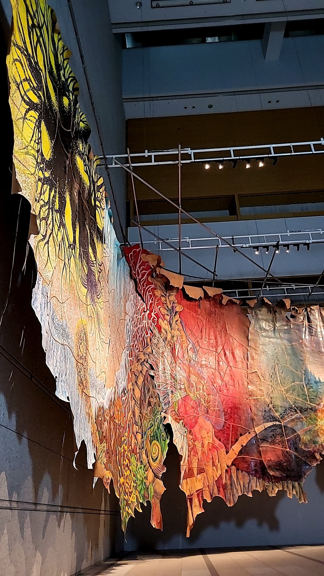 現状の日本を表した現代アート 平成初期”の息吹を映す、日本発アートのリアリティ – 国立新