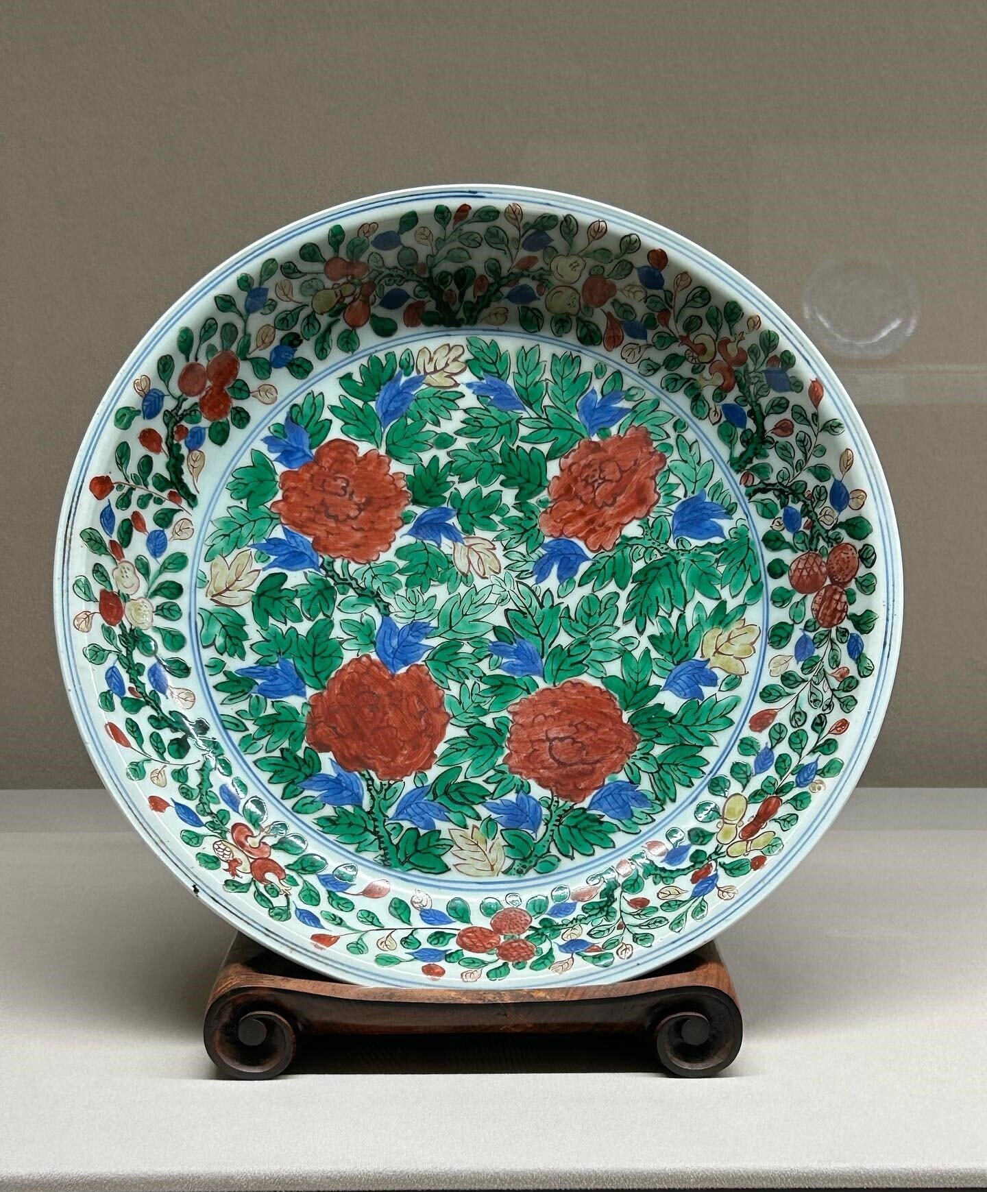 中国美術明五彩磁器 中国明時代五彩お皿 中国 明時代後期の色絵皿 ～ その裏文様が