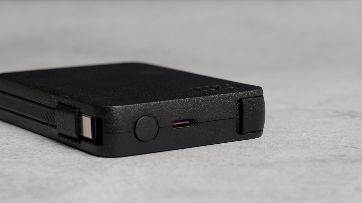 CIO SMARTCOBY Ex SLIM Qi2＆CableのUSB-Cポートとボタン