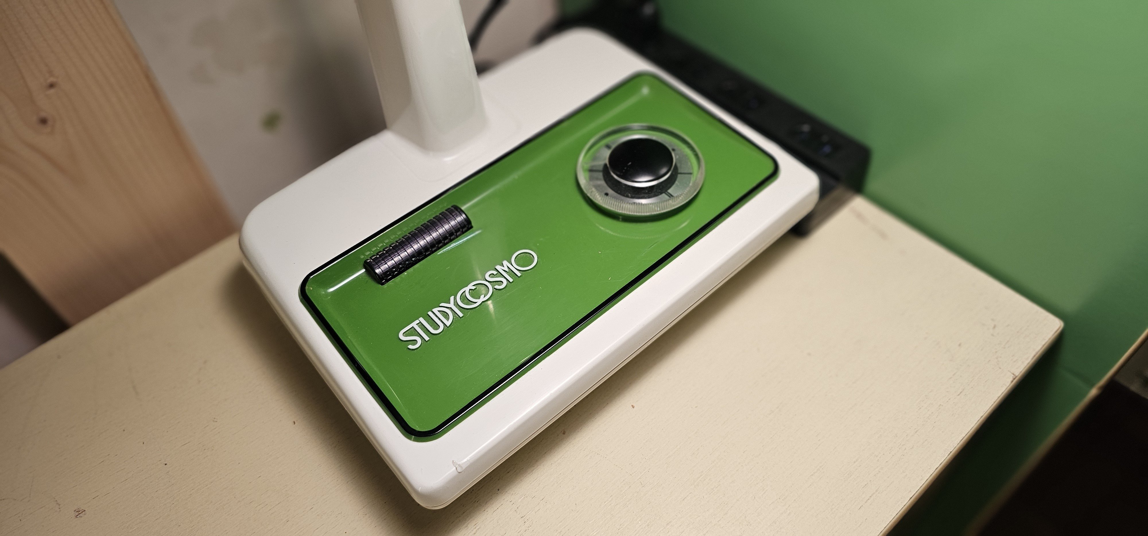 昭和】日本製レトロ家電の魅力。夜の空間を和らげるNEC卓上ライトの