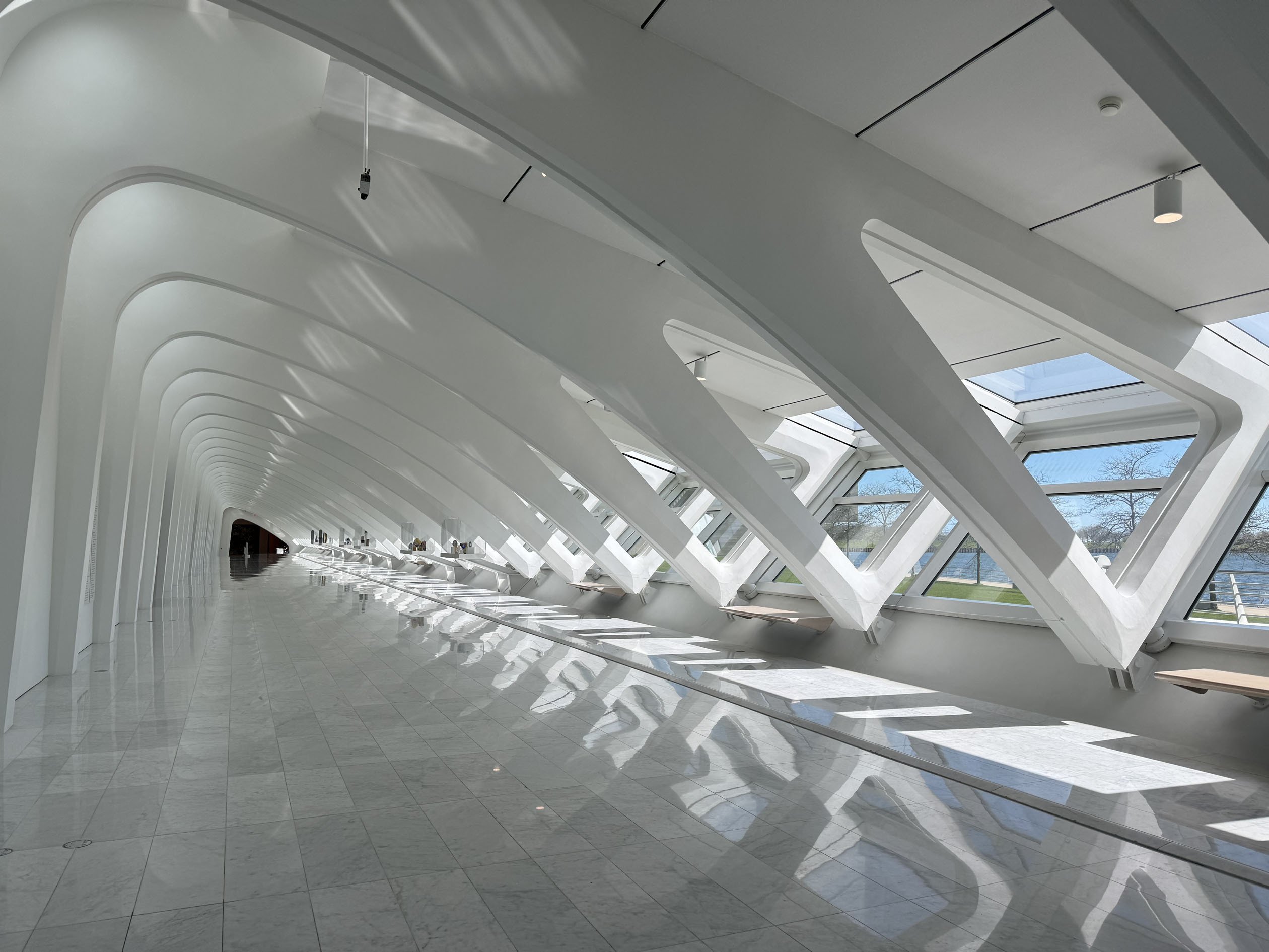 public building サンディエゴ　カラトラバ 建築】翼を広げるミルウォーキー美術館（サンティアゴ・カラトラバ