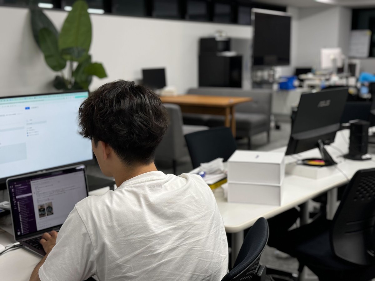 夜遅くまでオフィスに残りクリエイティブを作る明石