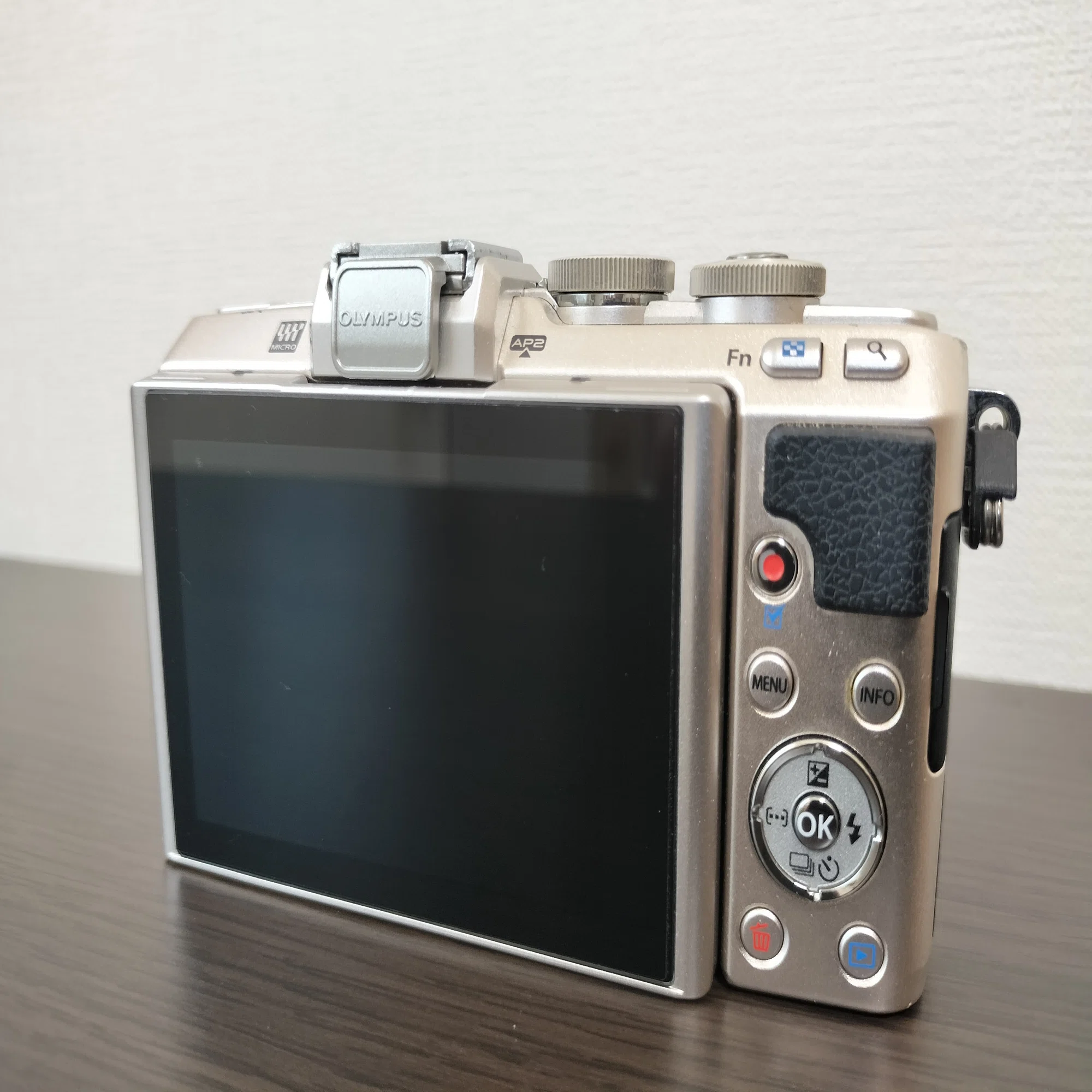 巷で流行りのミラーレスカメラ買いました / OLYMPUS, OM SYSTEM 
