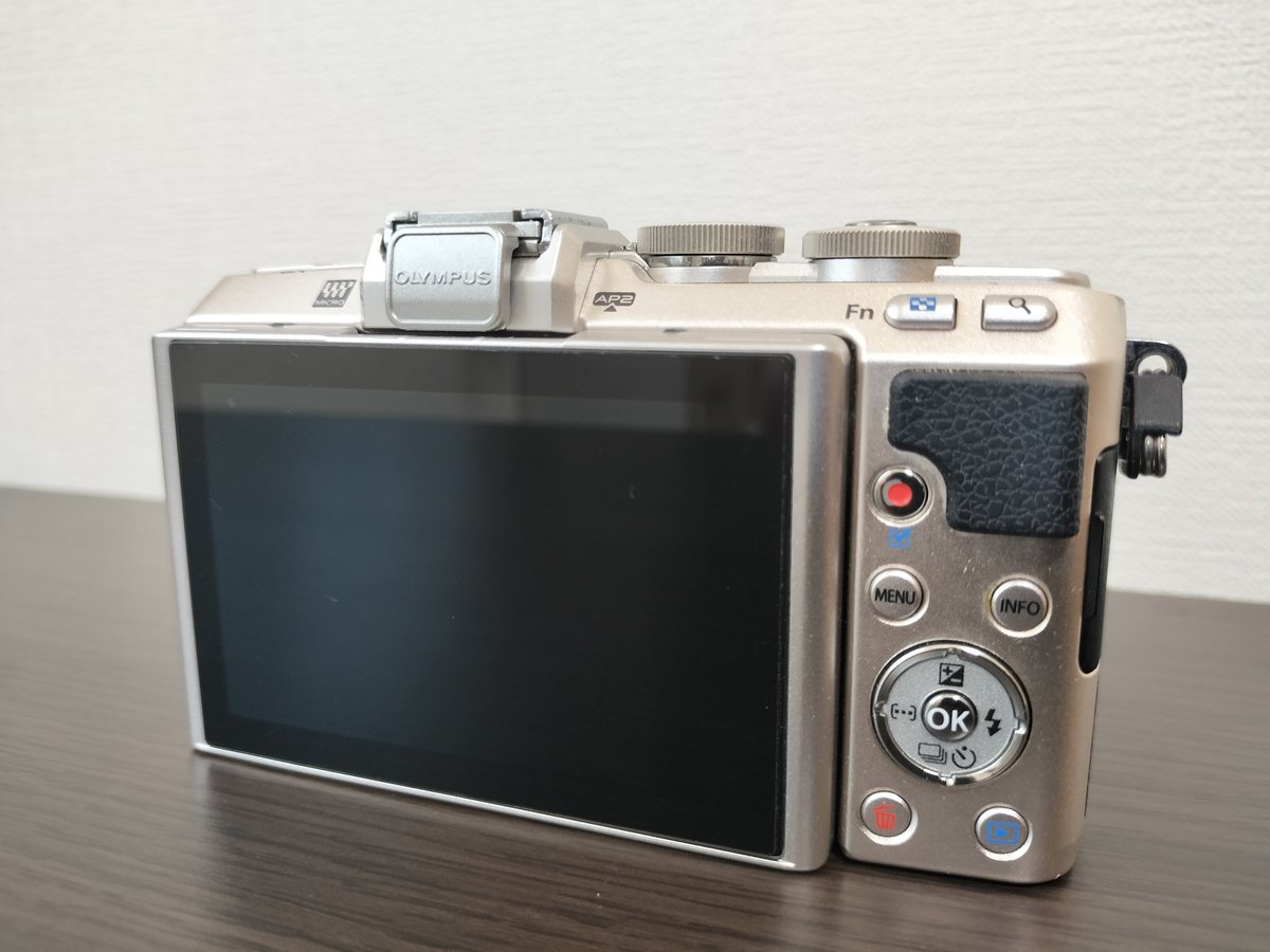巷で流行りのミラーレスカメラ買いました / OLYMPUS, OM SYSTEM  