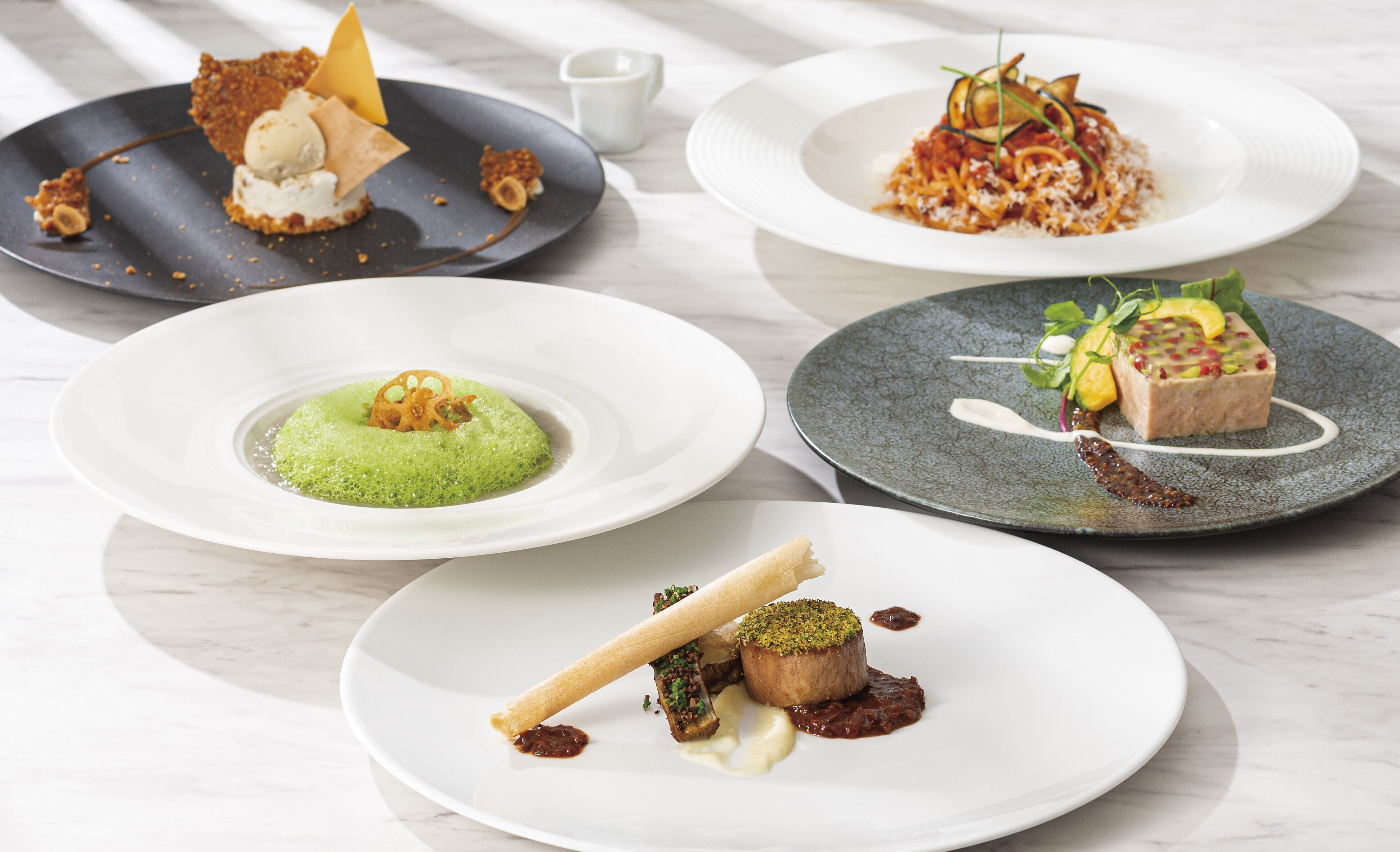 ヨックモックのカフェ「ブルー・ブリック・ラウンジ」紅茶に愛情をのせ