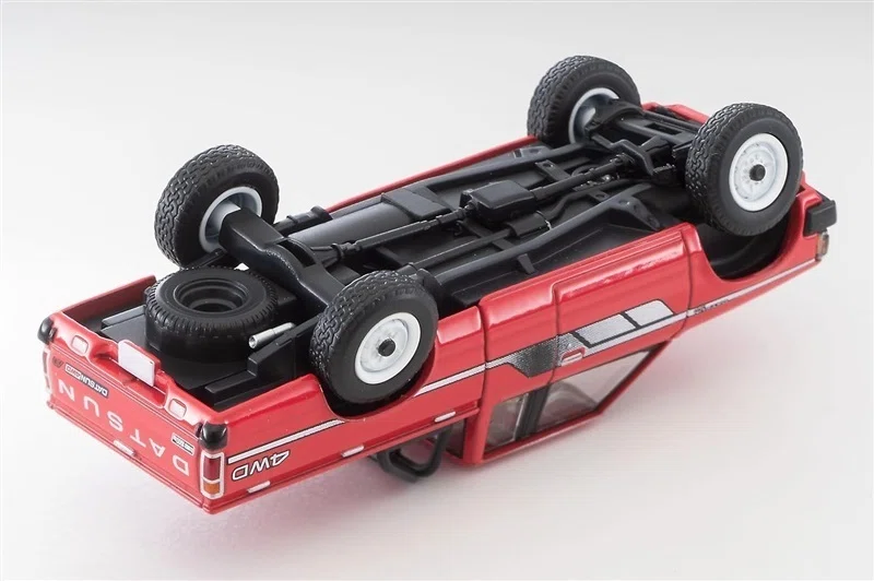 トミーテックより二代目パジェロ、ランクル60、720型ダットサン