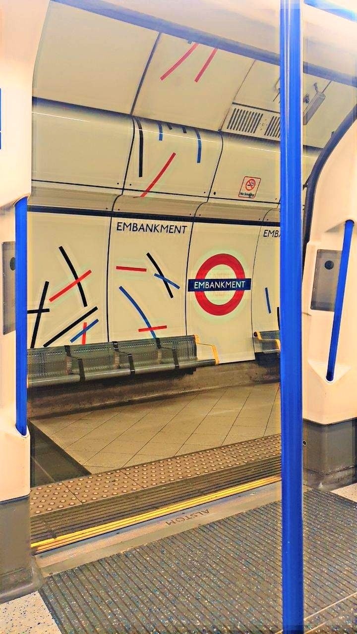 Londonの”Underground”の駅にあるロビン・デニーの壁画｜artoday - chiaki