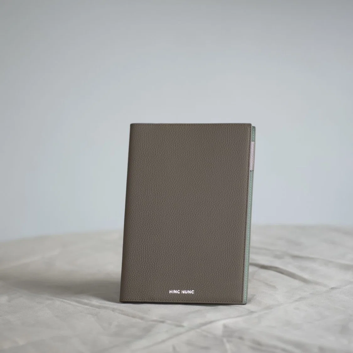 新品未使用】HINC NUNC レザーノートブックカバー A5サイズ 新品未使用】HINC NUNC レザーノートブックカバー A5サイズ