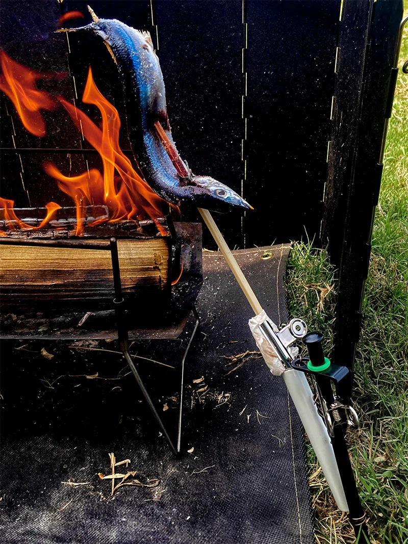 超便利!スノーピーク焚火台Mで魚の串焼きが出来るアイテム!庭 超便利!スノーピーク焚火台Mで魚の串焼きが出来るアイテム!庭