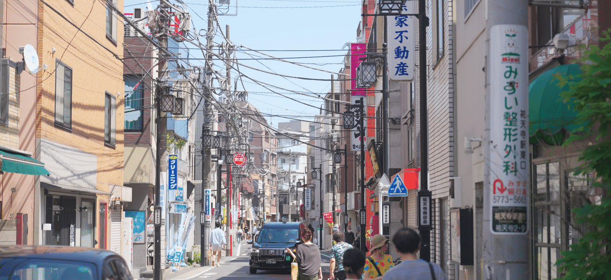 商店街を歩く人々