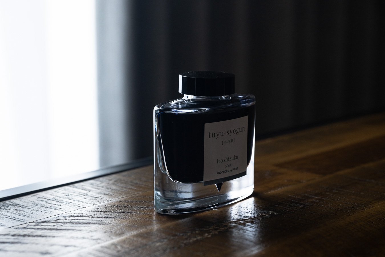 冬色の黒と赤。この2色を万年筆に詰めて、手帳を書く。｜Winchester