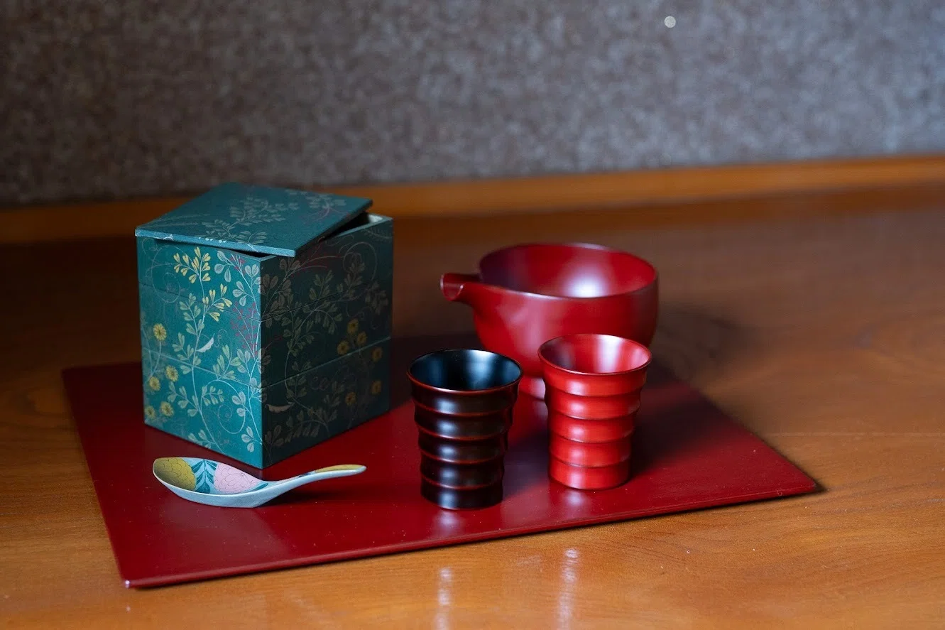 漆器の魅力を広めたい！～人気作家「やのさちこ」さんの絵付け体験と